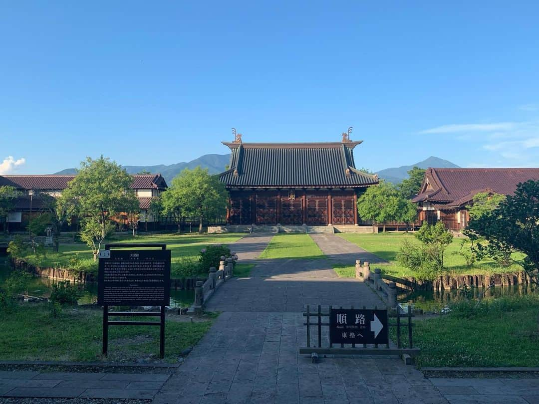 Rediscover Fukushimaさんのインスタグラム写真 - (Rediscover FukushimaInstagram)「The weather last weekend was absolutely fantastic (if a little too hot 😅). This is a photo taken from the entrance of Aizu Clan School for Samurai (“Nisshinkan”) in Aizu-Wakamatsu City」8月5日 17時10分 - rediscoverfukushima