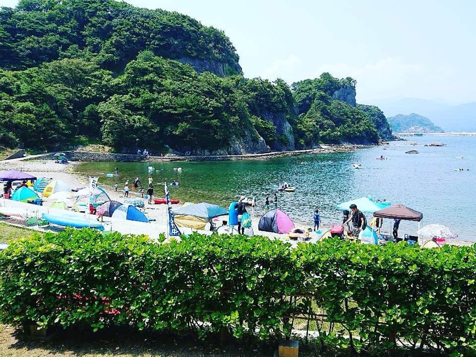 imagoso_kainoutaさんのインスタグラム写真 - (imagoso_kainoutaInstagram)「. 暑い日が続いています。 .  #今子浦海水浴場 では 毎日たくさんの海水浴のお客様で 賑わっています！ . 水分をこまめに摂って、 休憩を挟みながら 海水浴を楽しんでください🤗 .  #お食事処からの風景  #いまご #今子 #いまご荘 #今子荘 #櫂の詩 #いまご荘櫂の詩 #旅館 #温泉 #旅行 #家族旅行 #ふたり旅 #女子旅 #大人旅 #香住 #香美町 #kasumi #trip #travel #ig_japan #日本海 #今子浦 #海水浴場 #海水浴 #海 #夏休み #夏 #海の家 #磯遊び」8月5日 17時12分 - imagoso_kainouta