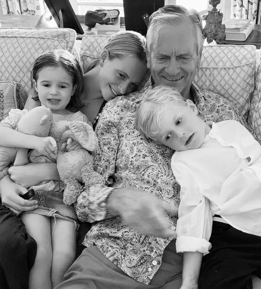 ポピー・デルヴィーニュさんのインスタグラム写真 - (ポピー・デルヴィーニュInstagram)「Cuddle puddling for three generations... ❤️」8月5日 17時13分 - poppydelevingne