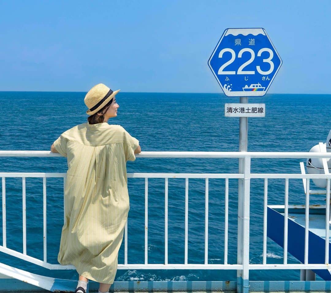 詩歩さんのインスタグラム写真 - (詩歩Instagram)「🚢﻿ ﻿ 「県道223号線」は海の上！？﻿ ﻿ 我が地元・静岡にある駿河湾。﻿ 日本一深い湾なんですが、そこ運行する #駿河湾フェリー は、﻿ なんと静岡県から公式に「県道223号」として登録されているんです。﻿ ﻿ 「223」の数字は、もちろん「223＝富士山」🗻！﻿ 天気がよければ、2枚目の写真のような美しい富士山が見れますよ〜！﻿ （私が乗船した日は残念ながらみれず😢）﻿ ﻿ 清水港（静岡市）⇔土肥港（西伊豆）を70分で結ぶフェリー。﻿ 車の乗船できて、1日4往復しています。﻿ ﻿ 私は清水拠点に往復したけれど、西伊豆には日帰りできるスポットがたくさん！﻿ 天窓が空いた洞窟から差し込む光が美しい #天窓洞 ﻿ 干潮時だけ道が現れる #堂ヶ島のトンボロ﻿ 夏は海水浴場もたくさん！﻿ ﻿ 車と一緒に移動すれば 温泉が有名な #修善寺 ♨ や﻿ 話題の苺尽くし #いちごファクトリー にも行けますよ！🍓﻿ ﻿ 📷﻿ ﻿ そんな「駿河湾フェリー」を舞台にしたフォトコンテストが開催決定！﻿ わたしは特別審査員として参加させていただきます。﻿ ﻿ 応募はInstagramから。﻿ ﻿ 【募集期間】﻿ 2019/7/20～9/30﻿ ※2019年1月以降であれば、募集期間前に撮影した写真も応募可﻿ ﻿ 【応募方法】﻿ ①駿河湾フェリー公式アカウント( @223_ferry )をフォロー﻿ ②駿河湾フェリーに関する写真を撮影﻿ ③#駿河湾フェリーフォトコンテスト2019 #静岡 #shizuoka をつけて投稿！﻿ 詳しくは @223_ferry の公式サイトを見てくださいね。﻿ ﻿ 私のBlogにも書いています。﻿ http://shiho.me/7800﻿ ﻿ ﻿ 夏休み予定がないな〜、という方！﻿ 車がなくても観光できる駿河湾フェリーの旅へ、ぜひお越しください☺🚢﻿ ﻿ 皆さんのご応募、お待ちしております！﻿ ﻿ ﻿ ﻿ ﻿ ©詩歩／Shiho」8月5日 17時16分 - shiho_zekkei