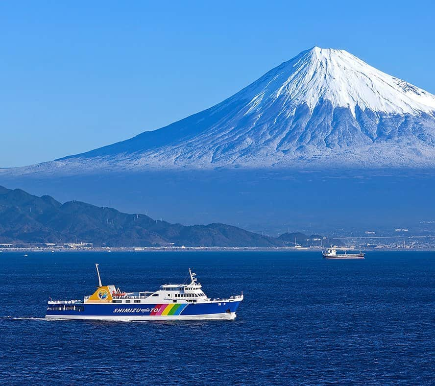 詩歩さんのインスタグラム写真 - (詩歩Instagram)「🚢﻿ ﻿ 「県道223号線」は海の上！？﻿ ﻿ 我が地元・静岡にある駿河湾。﻿ 日本一深い湾なんですが、そこ運行する #駿河湾フェリー は、﻿ なんと静岡県から公式に「県道223号」として登録されているんです。﻿ ﻿ 「223」の数字は、もちろん「223＝富士山」🗻！﻿ 天気がよければ、2枚目の写真のような美しい富士山が見れますよ〜！﻿ （私が乗船した日は残念ながらみれず😢）﻿ ﻿ 清水港（静岡市）⇔土肥港（西伊豆）を70分で結ぶフェリー。﻿ 車の乗船できて、1日4往復しています。﻿ ﻿ 私は清水拠点に往復したけれど、西伊豆には日帰りできるスポットがたくさん！﻿ 天窓が空いた洞窟から差し込む光が美しい #天窓洞 ﻿ 干潮時だけ道が現れる #堂ヶ島のトンボロ﻿ 夏は海水浴場もたくさん！﻿ ﻿ 車と一緒に移動すれば 温泉が有名な #修善寺 ♨ や﻿ 話題の苺尽くし #いちごファクトリー にも行けますよ！🍓﻿ ﻿ 📷﻿ ﻿ そんな「駿河湾フェリー」を舞台にしたフォトコンテストが開催決定！﻿ わたしは特別審査員として参加させていただきます。﻿ ﻿ 応募はInstagramから。﻿ ﻿ 【募集期間】﻿ 2019/7/20～9/30﻿ ※2019年1月以降であれば、募集期間前に撮影した写真も応募可﻿ ﻿ 【応募方法】﻿ ①駿河湾フェリー公式アカウント( @223_ferry )をフォロー﻿ ②駿河湾フェリーに関する写真を撮影﻿ ③#駿河湾フェリーフォトコンテスト2019 #静岡 #shizuoka をつけて投稿！﻿ 詳しくは @223_ferry の公式サイトを見てくださいね。﻿ ﻿ 私のBlogにも書いています。﻿ http://shiho.me/7800﻿ ﻿ ﻿ 夏休み予定がないな〜、という方！﻿ 車がなくても観光できる駿河湾フェリーの旅へ、ぜひお越しください☺🚢﻿ ﻿ 皆さんのご応募、お待ちしております！﻿ ﻿ ﻿ ﻿ ﻿ ©詩歩／Shiho」8月5日 17時16分 - shiho_zekkei