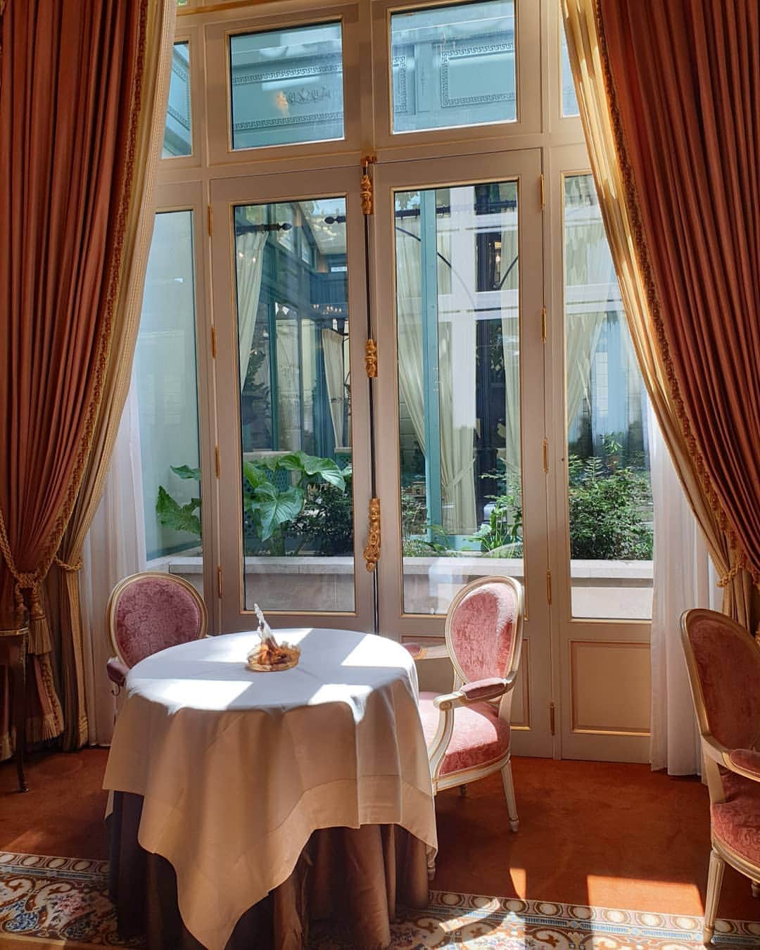 フォン＝サナンタチャット タナパットピサーンさんのインスタグラム写真 - (フォン＝サナンタチャット タナパットピサーンInstagram)「Lunch at Ritz Carlton Paris. เป็นการทานมื้อกลางวันที่นานที่สุด ตั้ง5ชั่วโมง! ทุกคน Enjoy eating มากก~ อาหารอร่อยทุกจานเลย อร่อยมากจริงๆ มีความหลากหลาย รสชาติเซอไพรสทุกจาน ไม่น่าเบื่อเลย // แค่เห็นรูปก็อยากกลับไปกินอีกแล้ววว งือออ 🍯🍾🍽 // Thank you na ka @kevin_witoonchart @pornpatr 🎡🤟 #SNTCxFoodie」8月5日 17時16分 - sananthachat