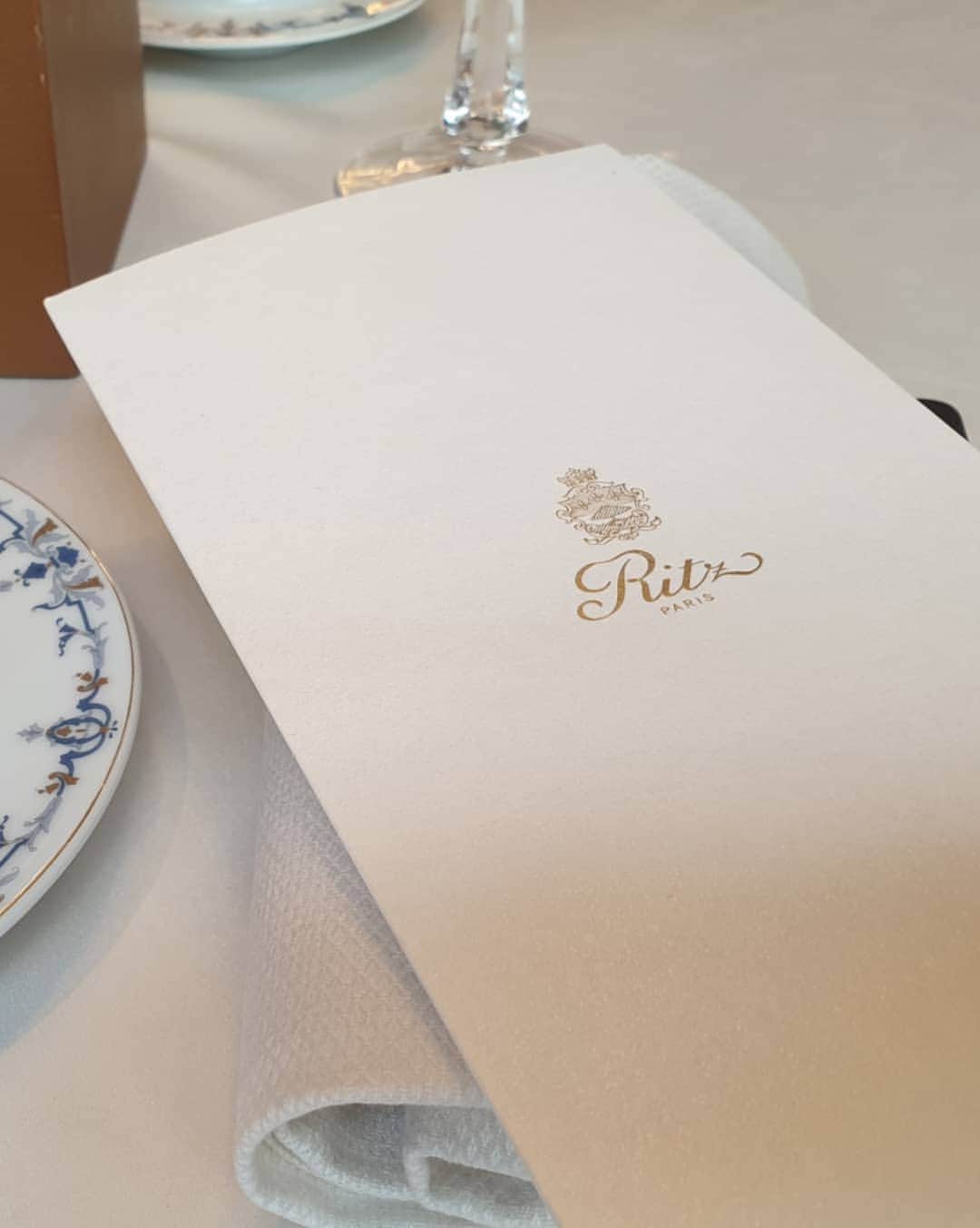 フォン＝サナンタチャット タナパットピサーンさんのインスタグラム写真 - (フォン＝サナンタチャット タナパットピサーンInstagram)「Lunch at Ritz Carlton Paris. เป็นการทานมื้อกลางวันที่นานที่สุด ตั้ง5ชั่วโมง! ทุกคน Enjoy eating มากก~ อาหารอร่อยทุกจานเลย อร่อยมากจริงๆ มีความหลากหลาย รสชาติเซอไพรสทุกจาน ไม่น่าเบื่อเลย // แค่เห็นรูปก็อยากกลับไปกินอีกแล้ววว งือออ 🍯🍾🍽 // Thank you na ka @kevin_witoonchart @pornpatr 🎡🤟 #SNTCxFoodie」8月5日 17時16分 - sananthachat