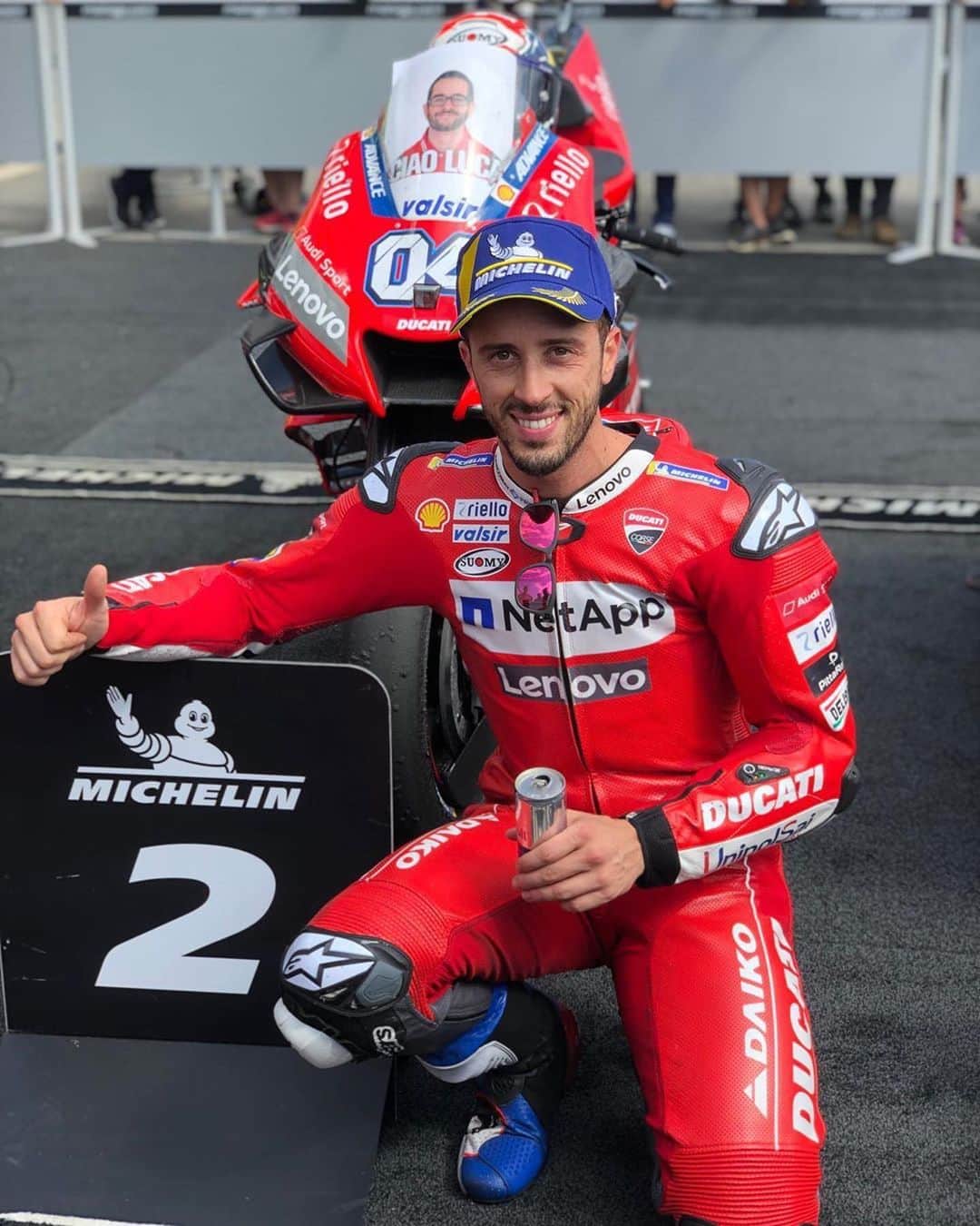 Ducati Japanさんのインスタグラム写真 - (Ducati JapanInstagram)「【MotoGP】第10戦チェコGP🇨🇿でドヴィツィオーゾが2位表彰台を獲得  2019MotoGP第10戦チェコGP🇨🇿がブルノ・サーキットで開催されました。2列目から素晴らしいスタートを切った、Ducatiチームのアンドレア・ドヴィツィオーゾは、すぐにポール・ポジションからスタートしたマルク・マルケス（ホンダ）の後ろにつくと、そのまま2番手をキープしてチェッカーフラッグを受けました。3列目からスタートしたチームメイトのダニーロ・ペトルッチは、8位でフィニッシュしました。  アンドレア・ドヴィツィオーゾ（ドゥカティ・チーム #04） 2位 「今日の2位には満足している。僕たちのマシンは週末を通して速かったが、残念ながらレースで勝つことはできなかった。マルケスとは違うリアタイヤを選択し、スタートでうまく抜け出して彼の後ろについたが、マルケスがハードにブレーキングを始めると、彼をオーバーテイクできるだけの十分な差を詰めることができなかった。残念だが、彼に大きく後れを取っているわけではないので、僕たちのやっていることを信じてこれからも続けていくつもりだ。明日も、ここブルノで重要なテストを行って数多くの新しいパーツを試す予定なので、次のレースに向けてポジティブに前進したい」  ダニーロ・ペトルッチ（ドゥカティ・チーム #09） 8位 「シーズンが始まって以来、一番困難なレースとなった。金曜日のフリー走行で苦戦していたため、昨日のドライコンディションで走るチャンスを逃してしまった。レースでは、スタートからグリップが不足して、トップグループに離されてしまったので苦しい展開となった。レースの終盤では、タイヤを使い果たしてしまったので、他のライバルとのバトルでさらに厳しい状況となった。ライダーズ・ランキングでは、リンス（アレックス：スズキ）にポイントを詰められてしまったのが残念だが、まだ3位をキープしている。幸運にも、明日は終日ここでテストを行うことができるので、何を改善したらよいのかを解明したい」  第10戦終了時点で、ドヴィツィオーゾとペトルッチは、それぞれ合計147ポイントと129ポイントを獲得して、ライダーズ・ランキング2位と3位をキープしています。マニュファクチャラーズ・ランキングでも、合計177ポイントのドゥカティは2位をキープしています。チーム・ランキングでは、合計276ポイントを獲得したドゥカティ・チームが、2位との差を40ポイントに広げて、引き続きトップに立っています。  第11戦のオーストリアGPは、8月9日～11日にレッドブル・リンクで開催されます。 引続きDucatiチームへのご声援をよろしくお願いいたします！  #DucatiTeam #Ducati #ForzaDucati #MotoGP #ドゥカティ #パニガーレV4 #CzechGP」8月5日 17時17分 - ducatijapan