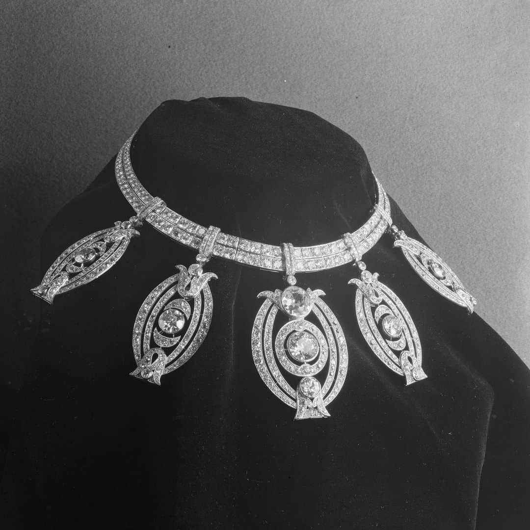 Chaumetさんのインスタグラム写真 - (ChaumetInstagram)「Chaumet in Majesty: heritage creations. The navettes diamond necklace/tiara made Chaumet's reputation as versatile jeweller. It is composed of a series of detechable oval elements linked together with arches and oriental-style intersections. The elements can be attached to a ring as well and slipped onto a purpose-made chain of diamond, transforming the ensemble into a magnificient necklace quite as majestic as the tiara itself. #Chaumet #ChaumetMonaco #ChaumetinMajesty #ChaumetTreasures #ChaumetTiaras」8月5日 17時21分 - chaumetofficial