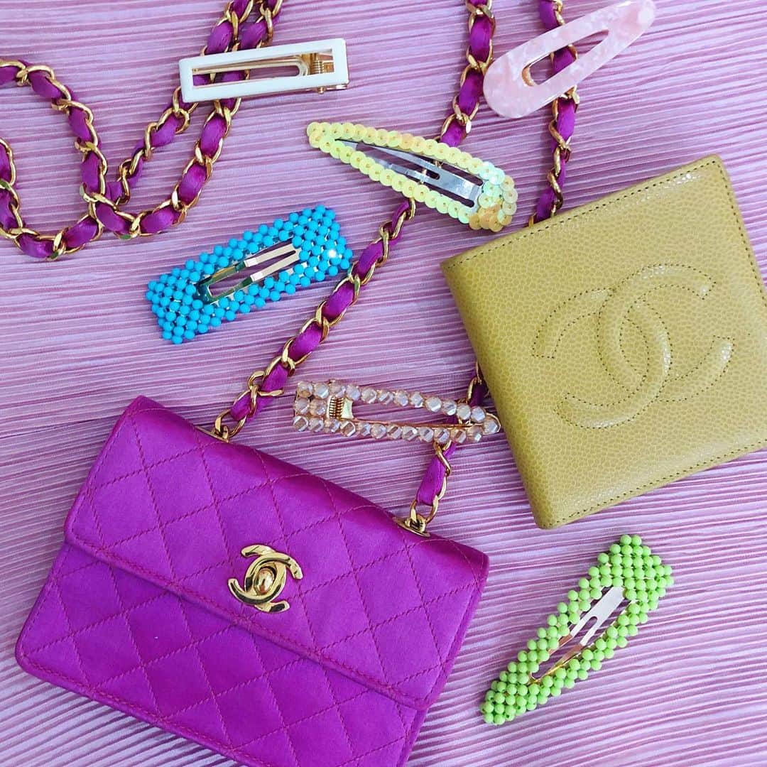 のインスタグラム：「💖Qoo's accesory💖 New arrival for tomorrow🌈 QOOヘアピン800円(税込)〜 . たくさんお問い合わせをいただいているヘアピンの新作が入荷しますよ💕 LINE通販からのご購入も可能❣️ レターパックなら送料無料です✨ . ❤︎Vintage Qoo Tokyo OMOTESANDO❤︎ Address : Cinnamon Oak 1F 4-11-15 Jingu-mae Shibuya TOKYO JAPAN 150-0001 Business hour : 12:00〜19:00 . #qootokyo #新qoo」