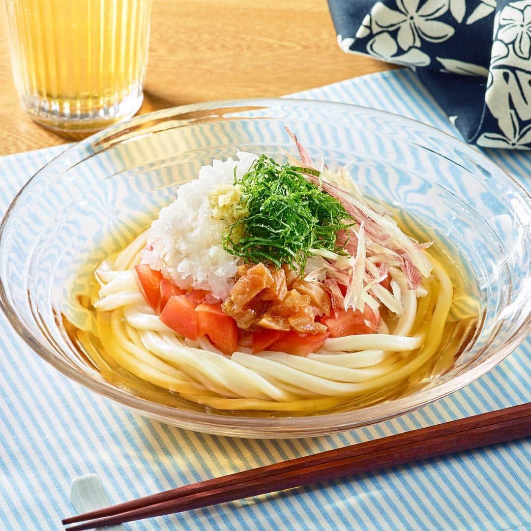 テーブルマークさんのインスタグラム写真 - (テーブルマークInstagram)「【薬味たっぷり冷やしうどん】 . 暑い日には冷水でキリっとしめた冷やしうどんがおすすめ！氷水でしめると更にコシが増します。 シャキシャキとした薬味の食感とさぬきうどんのコシがシンプルなおいしさのうどんレシピです。 . ▼材料（1人分） ❁冷凍うどん：1玉 ❁トマト（1cm角切り）：1/2個 ❁みょうが（せん切り）：１本分 ❁青じそ（せん切り）：1～2枚分 ❁梅干し（種を抜いて刻む）：１個 ❁大根（すりおろす）：正味1/2カップ分 ❁しょうが（すりおろす）：適量 ［A］ ❁めんつゆ：大さじ２ ❁水：70cc (お好みで）ゆずポン酢 . ▼下準備 ・冷凍うどんはレンジで加熱し、冷水でしめて水気を切っておく . ▼作り方 ①［A］を混ぜ合わせる . ②皿にうどんを盛り付け、トマト、みょうが、青じそ、梅干し、大根おろし、しょうがをのせる . ③②に［A］をかけ、よく混ぜて召し上がれ . #うどん #udon #冷凍うどん #さぬきうどん #うどん部 #うどん好き #レシピ #おうちごはん #簡単レシピ #時短料理 #アレンジレシピ #冷やしうどん #さっぱり #夏バテ #夏うどん #夏レシピ #lunchtime #デリスタグラム #instafood #foodstagram #instadelish #今日のごはん #今日の晩御飯 #TableMark #テーブルマーク」8月5日 17時23分 - tablemark_jp