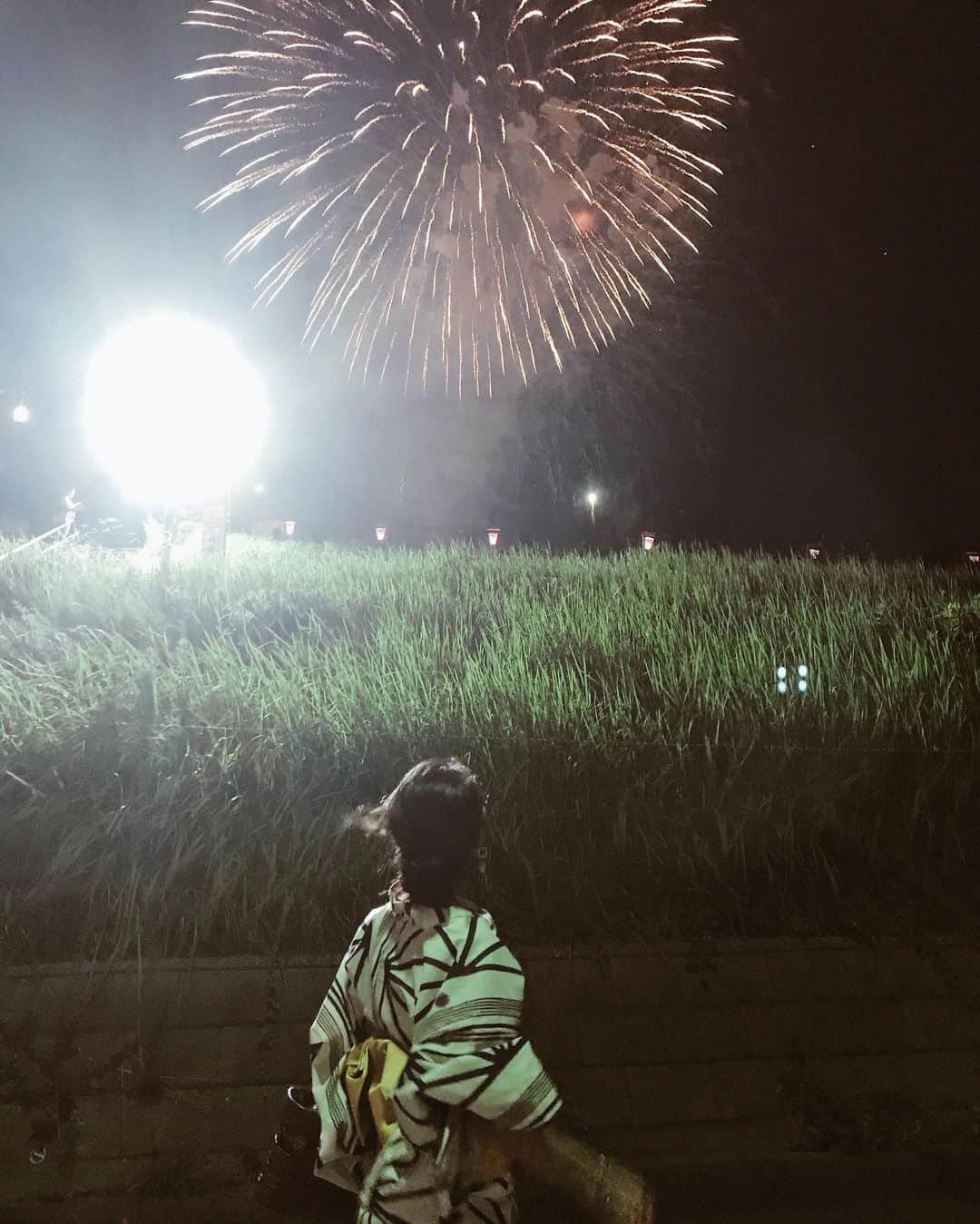 佐藤あずみのインスタグラム：「た〜まや〜🌼 . おとといの余韻にひたります。 . #花火大会 #浴衣 #夏の思い出 #yukata #summer #fireworks #Japan #Japanesefashion」
