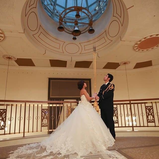 ホテルモントレウェディング【公式】 のインスタグラム：「♥ ￣￣￣￣￣￣￣￣￣￣ @montereyweddingをフォローして 『 #モントレ花嫁 』『 #ホテルモントレ』の タグをつけて投稿してくださいね＊*. . ホテルモントレエーデルホフ札幌 @edel_hotelmontereyの #卒花嫁 @aya.h.wdさまより 素敵なお写真をリグラムさせていただきました！ ・ 前撮りでの素敵なショット♡ チャペルから螺旋階段にかけても おススメのフォトスポットです✧* ・ ◆ホテルモントレ公式HPはこちら* https://www.monterey-wedding.jp ・ #モントレ #モントレ花婿  #プレ花嫁 #卒花 #marry花嫁 #dressy花嫁 #farnyレポ #プラコレ ﻿#maricuru #dressy花嫁 #日本中のプレ花嫁さんと繋がりたい #ウエディングニュース #flower #ウェディングドレス #dress #結婚式 #披露宴 #結婚式場 #2019年秋婚 #2019年冬婚 #ホテルモントレエーデルホフ札幌 #モントレエーデルホフ札幌 #札幌 #ドレス迷子 #カラードレス #ドレス選び #ドレス」