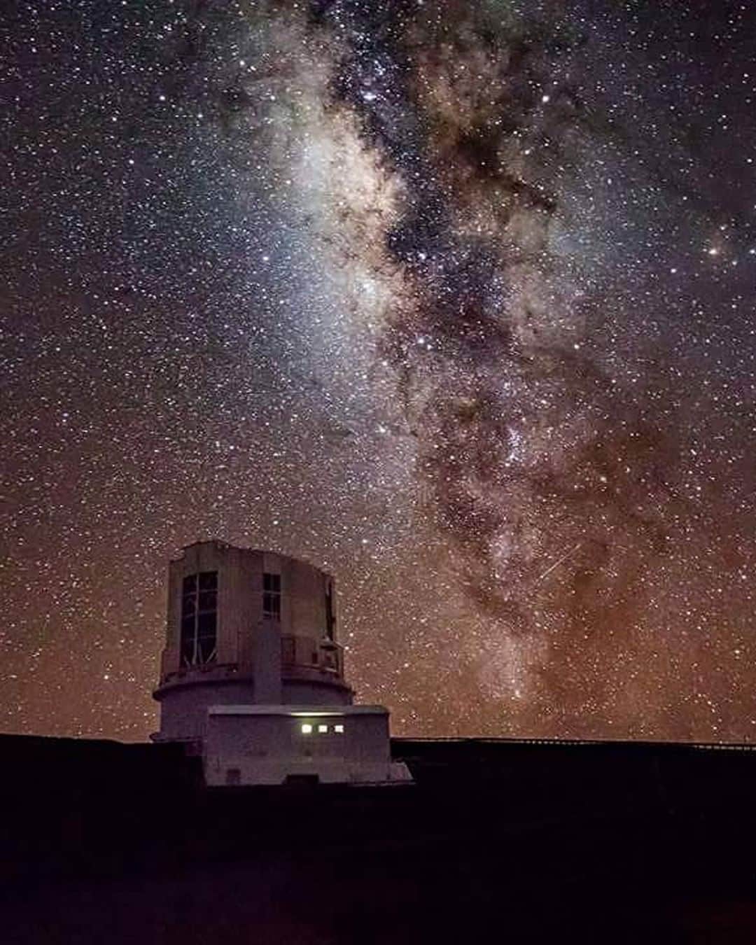 JALさんのインスタグラム写真 - (JALInstagram)「. The Subaru Telescope quietly observes the universe from the summit of Mauna Kea in Hawaii. #AmazingAugust  神秘的で美しい星空🌏💫 . photo by @angelo_papakostas Post your memories with #FlyJAL  #JapanAirlines #JALHAWAII #hawaii #MaunaKea #sky_brilliance」8月5日 17時29分 - japanairlines_jal