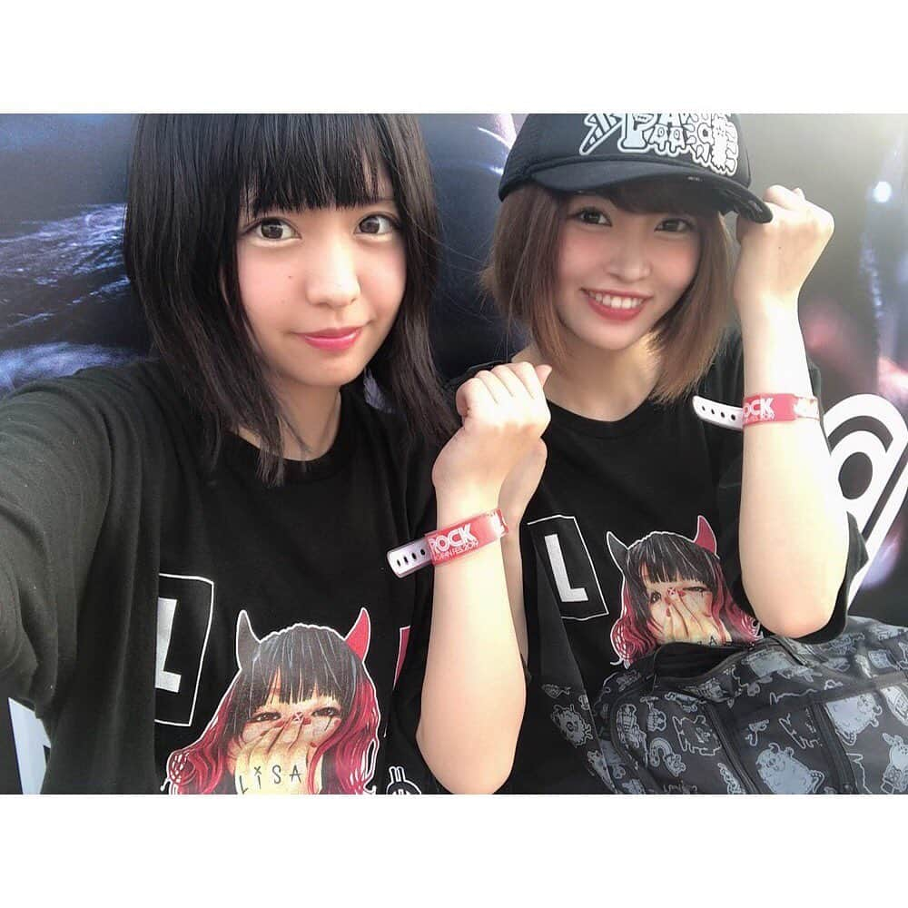 朝倉ゆりさんのインスタグラム写真 - (朝倉ゆりInstagram)「#ロッキン 行ってきました！！！ 藍ちゃんとLiSAさんTシャツで👕❤️ 一日中太陽浴びてたの久しぶり、、！ ROCKを身体いっぱい感じました！！！ #BiSH さん#miwa さん #LiSA さん #ヤバイtシャツ屋さん さん #HYDE さん アイドルさん、アーティストさん本当に皆様かっこよすぎました！！！ #RIJF また行きたい！！！ #ROCKINJAPANFESTIVAL #ROCK #live #music #fes #festival」8月5日 17時33分 - eb_loverinko