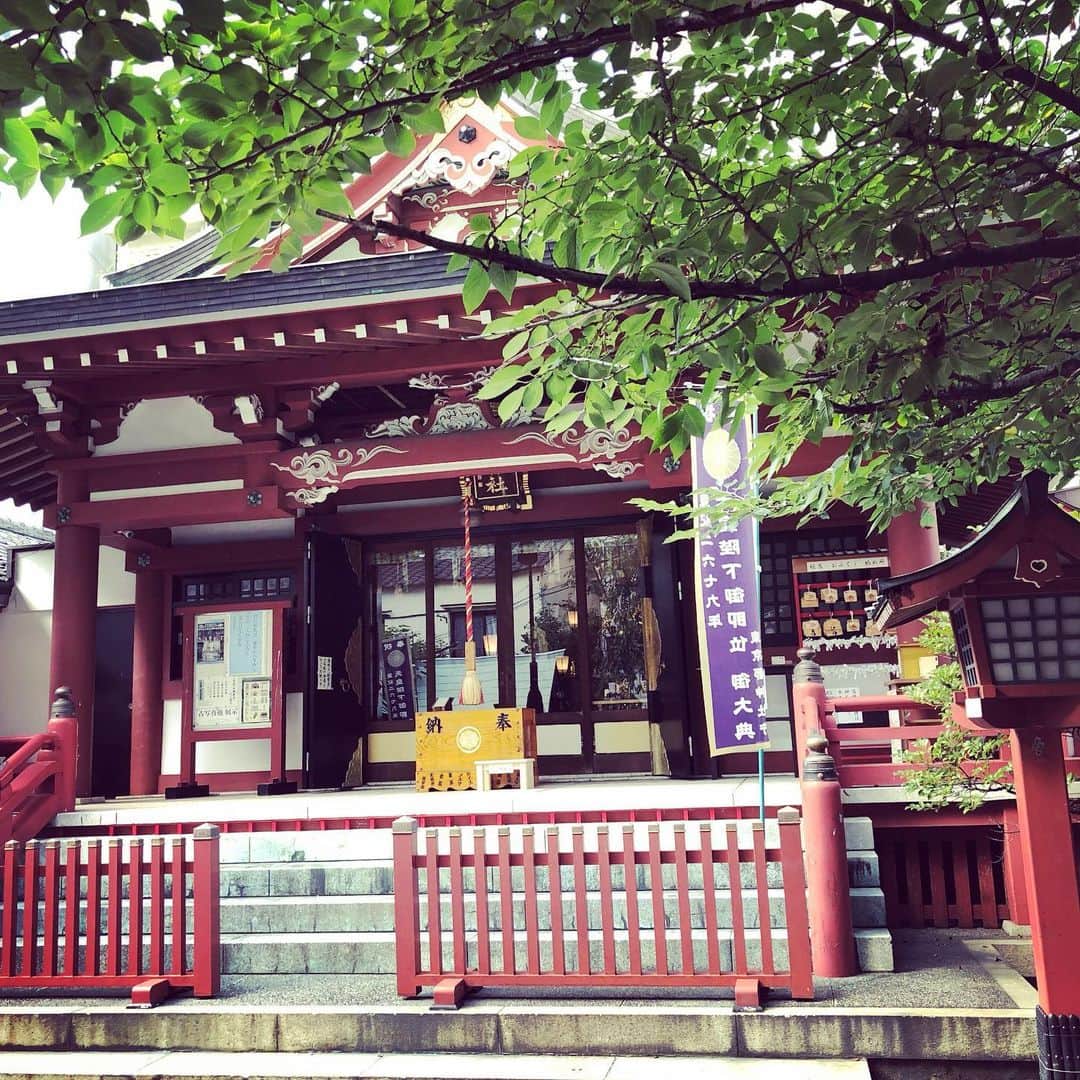 のインスタグラム：「想うところありまして台東区にある秋葉神社さまにお参りに行ってきました。 火の神、カグツチ様が御祭神。 祈りと感謝、父親の伊邪那岐大神に殺められてしまうという悲し過ぎるカグツチ様の（神話の）生い立ちに寄り添わせて頂き…お社を後にしました。 秋葉山にある秋葉山本宮秋葉神社さまには去年お参りさせて頂きましたが、、、とても不思議なことがたくさんありました。なかなか静岡までは行けないから、せっせと東京の方に通おうと思ってます💨 ・ ・ #秋葉神社 #火産霊大神  #カグツチ」