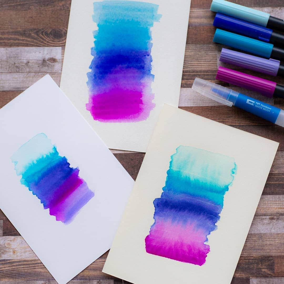 トンボ鉛筆さんのインスタグラム写真 - (トンボ鉛筆Instagram)「8月3日(土)の王様のブランチでも登場したデュアルブラッシュペンの「ABT」🖌️ Instagramではハンドレタリングやイラスト作例などで幅広く登場しています。  全108色展開＆水性染料のため、簡単にグラデーションを作ったり混色できます さらに水筆と一緒に使うと水彩風の仕上がりも✨ ペン先が筆状になっているので、ハンドレタリングのペンとしても人気です。  油性と違い裏写りしないので、手帳にもおすすめ！ トモエリバーなどの薄い紙でも裏写りなく使えます。 . . . #tombowfunart#tombow#dualbrushpen#tombowdualbrushpen#tombowbrushpen#withtombow#handwritten#bujo#bulletjournal#ABT #トンボ鉛筆#手描き#手書き#バレットジャーナル  #文具好き #文房具好き #ノート術 #カード #doodle #手帳術 #手帳の中身 #bulletjournalcommunity #bujoinspire #手帳ライフ #手帳好きさんと繋がりたい #bujojunkie」8月5日 17時45分 - tombowpencil
