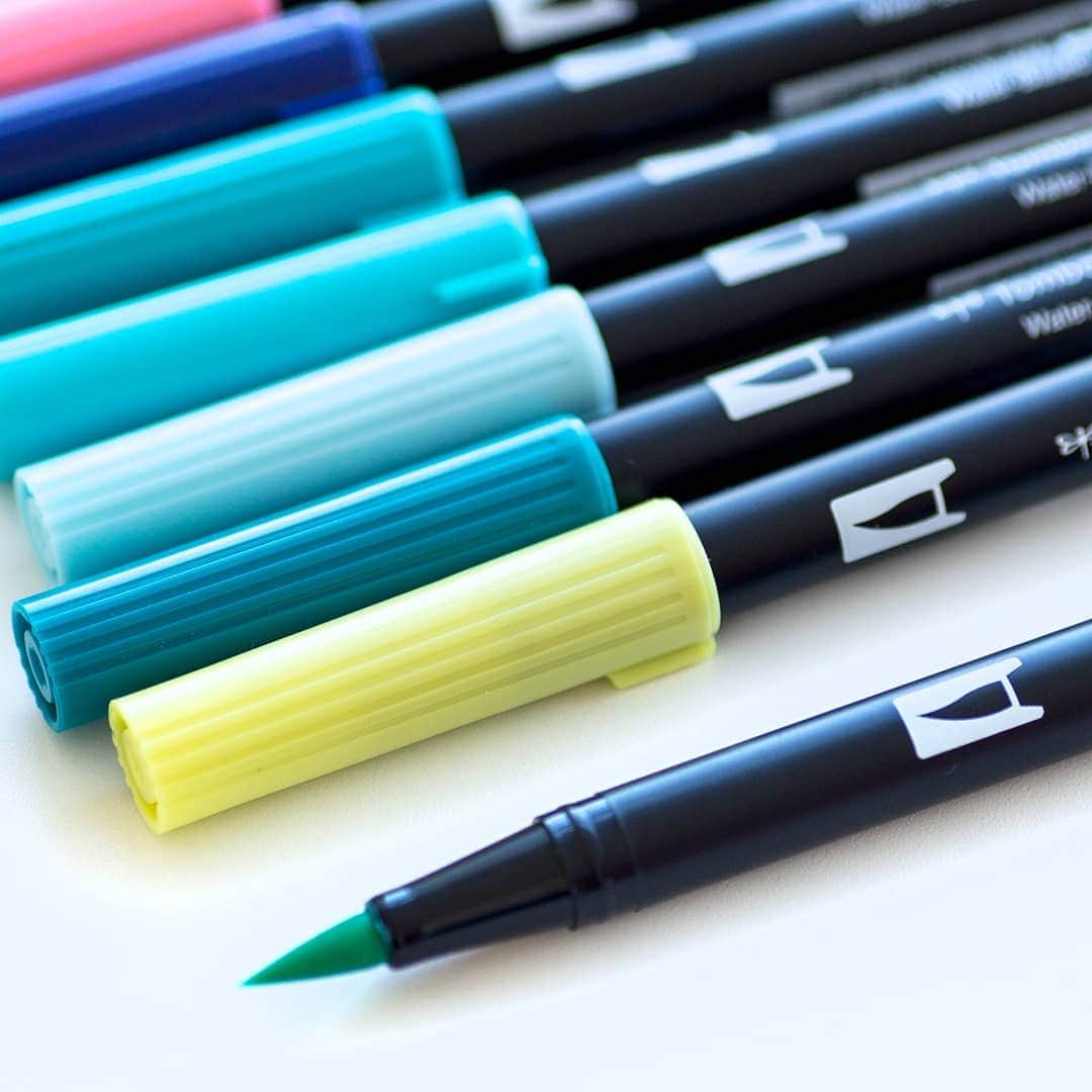 トンボ鉛筆さんのインスタグラム写真 - (トンボ鉛筆Instagram)「8月3日(土)の王様のブランチでも登場したデュアルブラッシュペンの「ABT」🖌️ Instagramではハンドレタリングやイラスト作例などで幅広く登場しています。  全108色展開＆水性染料のため、簡単にグラデーションを作ったり混色できます さらに水筆と一緒に使うと水彩風の仕上がりも✨ ペン先が筆状になっているので、ハンドレタリングのペンとしても人気です。  油性と違い裏写りしないので、手帳にもおすすめ！ トモエリバーなどの薄い紙でも裏写りなく使えます。 . . . #tombowfunart#tombow#dualbrushpen#tombowdualbrushpen#tombowbrushpen#withtombow#handwritten#bujo#bulletjournal#ABT #トンボ鉛筆#手描き#手書き#バレットジャーナル  #文具好き #文房具好き #ノート術 #カード #doodle #手帳術 #手帳の中身 #bulletjournalcommunity #bujoinspire #手帳ライフ #手帳好きさんと繋がりたい #bujojunkie」8月5日 17時45分 - tombowpencil