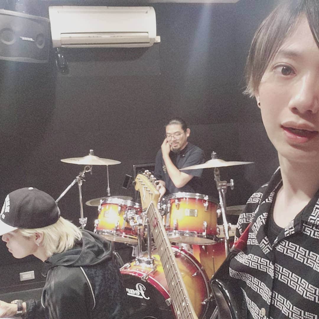 涼平さんのインスタグラム写真 - (涼平Instagram)「Migimimiのツアー修正点チェック&新曲ミーティングでした🧜🦄🧚🧜🦄🧚 アップテンポで楽しい曲をあーだこーだいいながら作っています💃💃💃 #Migimimisleeptight  #studio  #newsong」8月5日 17時46分 - mm_peko