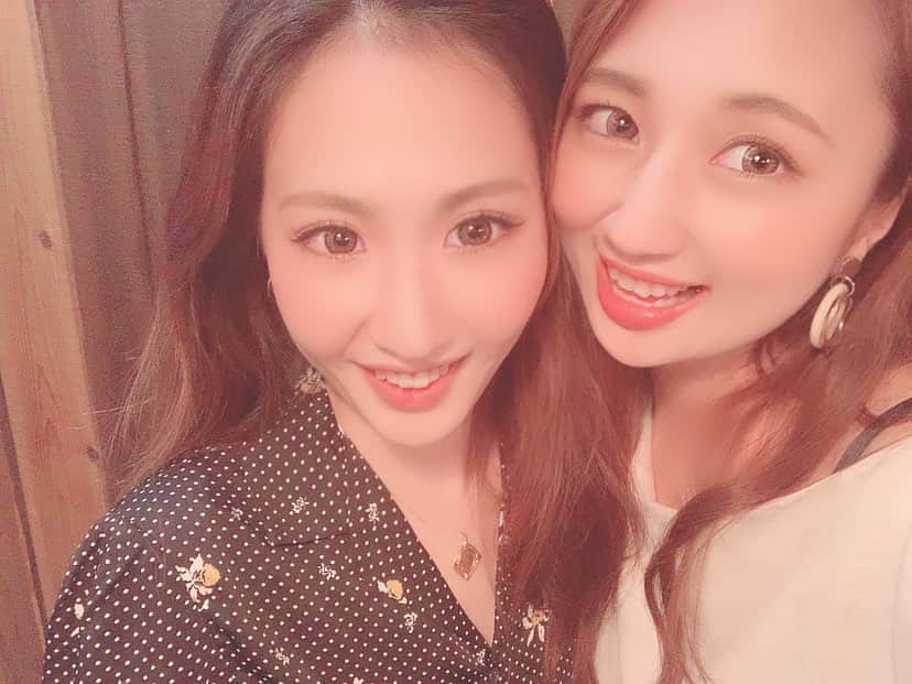 及川真珠のインスタグラム：「🥰 . ２人て飲むなんて3年ぶり！？ ほんと一緒に飲めるの ずっと楽しみにしてた🥺💓 . ひっこは中学からずぅーっとなかよし けんかもしたけど、言いたい事言えるし 一生一緒にいたい大親友です。 . ママ🤱になって 大変そうだけど こうして遊んでくれて すっごく嬉しいよぉ〜〜🥰 . 写真、158枚も撮ってたよ(笑) でもほとんど変顔だよ。 そゆとこ大好きです。 . これからもよろしくねん🥰 . #大親友 #🍻 #相変わらずのギャグ線 #最近 #国分町ダッシュ #流行ってます #私は #ラーメン食べながら #寝ていたようです。(笑)#DNA #昨日もいっぱい笑った #ありがとう」