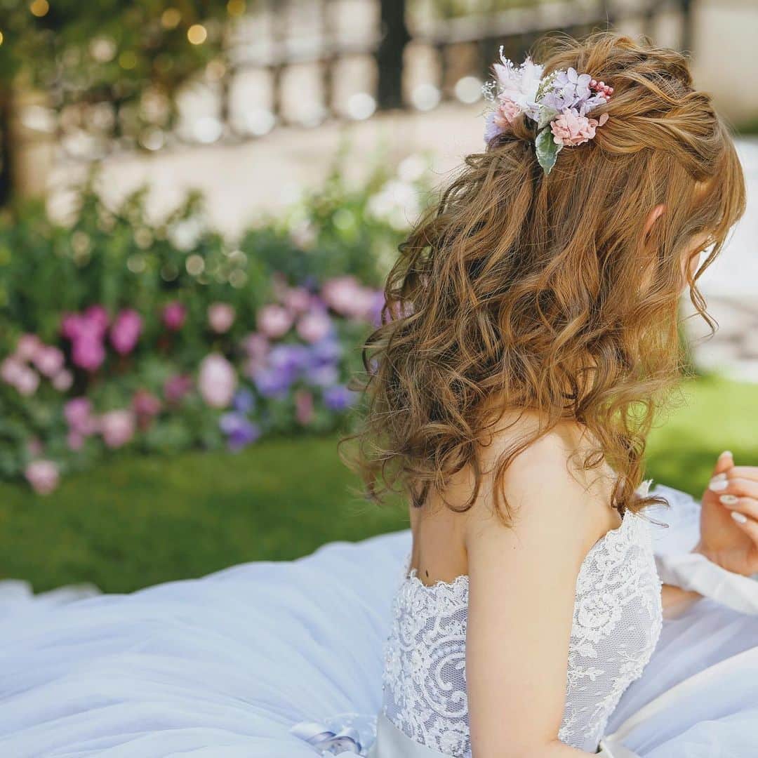 アニヴェルセル 神戸 公式さんのインスタグラム写真 - (アニヴェルセル 神戸 公式Instagram)「. . キラキラのイルミネーションとお花に囲まれたガーデンフォト💕 . 落ち着いたカラーのドレスに色味を合わせたリースブーケ、ヘッドパーツのコーディネートが素敵˚✧˳✧༚ . . #カラードレス #ブルーグレードレス #リースブーケ #ガーデンウェディング #ウェディングアイデア #ブーケ迷子 #カラードレスブルー #神戸花嫁 #神戸ウェディング #神戸女子 #関西花嫁 #関西プレ花嫁 #神戸プレ花嫁 #プレ花嫁神戸 #関西ウェディング #恋人の聖地 #恋人の聖地サテライト #アニヴェルセル神戸 #アニヴェルセル #アニスタグラム #アニ嫁 #日本中のアニ嫁さんと繋がりたい #プレプレ花嫁 #ブライダルフェア  #2019秋婚 #令和婚 #marryxoxo #weddingnews #anista_dress」8月5日 17時47分 - anniversaire_kobe