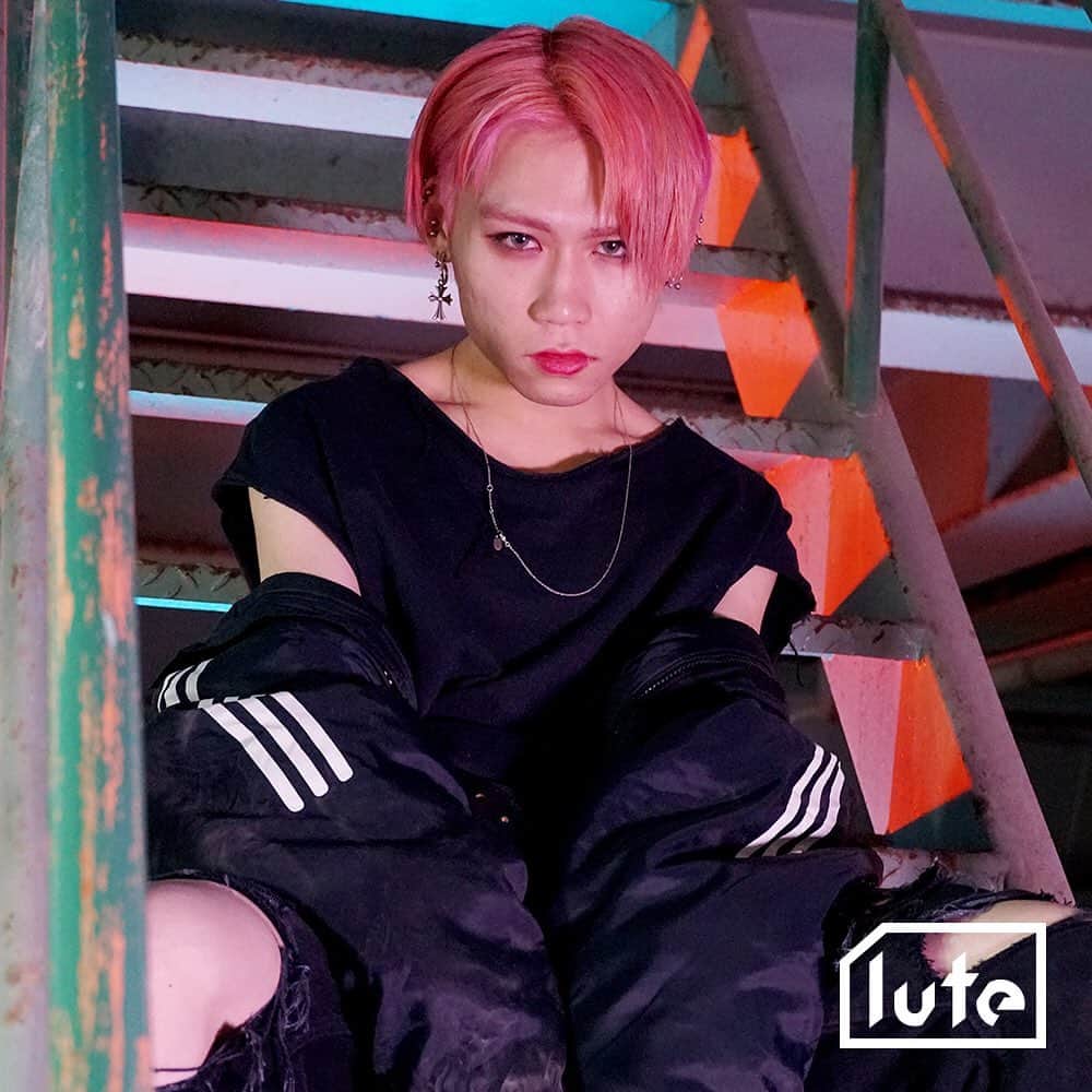 lute / ルーテのインスタグラム：「【 #lute COVER ARTIST】 (sic)boy a.k.a. Sid the Lynch(@sid_the_lynch )。昨年Sid the Lynch名義での1stEP『NEVERENDING??』をSoundCloudにアップし、Alternative Rock × HIP HOPというジャンルをクロスオーヴァーさせたエモーショナルな音源が話題となる。その後も数多くの楽曲をSoundCloudにアップし、その存在を知らしめていった。そして、彼の代表曲とも言える”Hype’s”が遂に8月7日に配信リリースされる。 . 左にスワイプしてね👆 . . . #lute #lutemedia #music #SidtheLynch #sicboy」