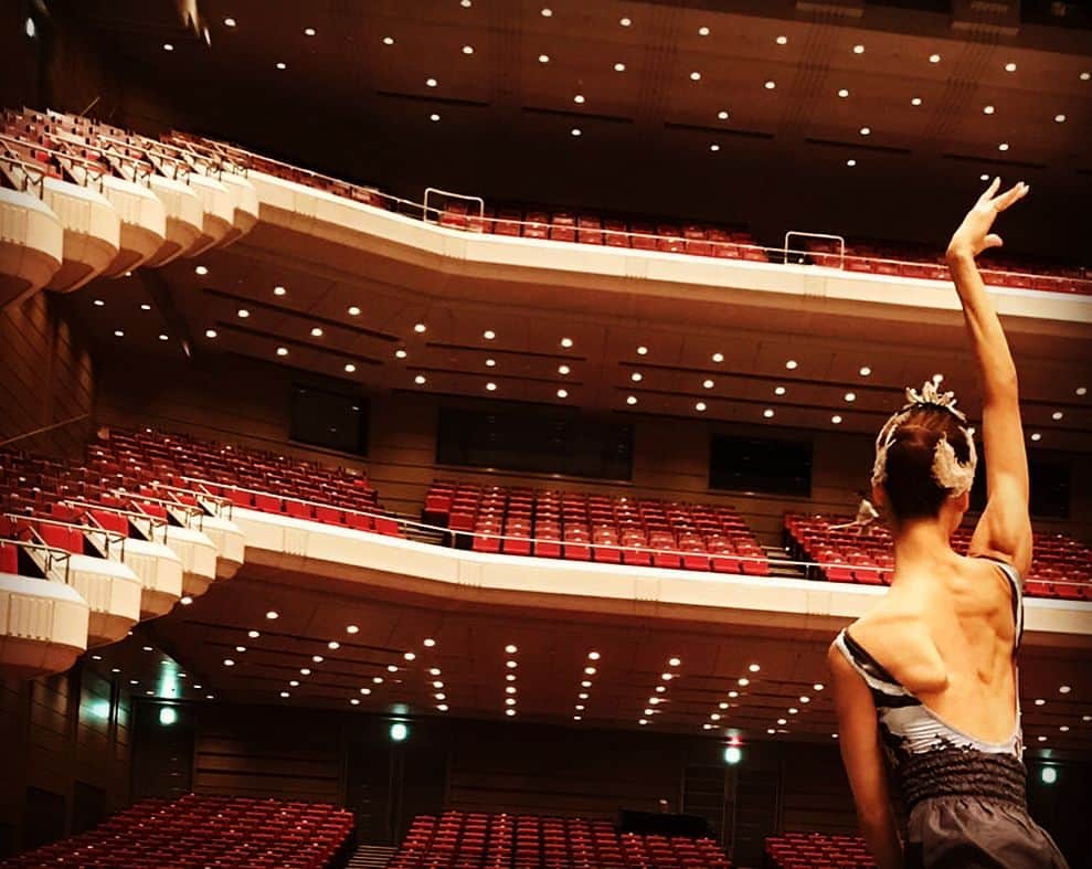 中村祥子のインスタグラム：「次の舞台は、9月のカルミナブラーナそしてマダムバタフライです✨ また今までとは違った世界観をお楽しみに〜🤗 いつも素敵なプレゼントをありがとうございます‼️❤️ #kバレエカンパニー #kバレエ #shokonakamura #stage #performance」
