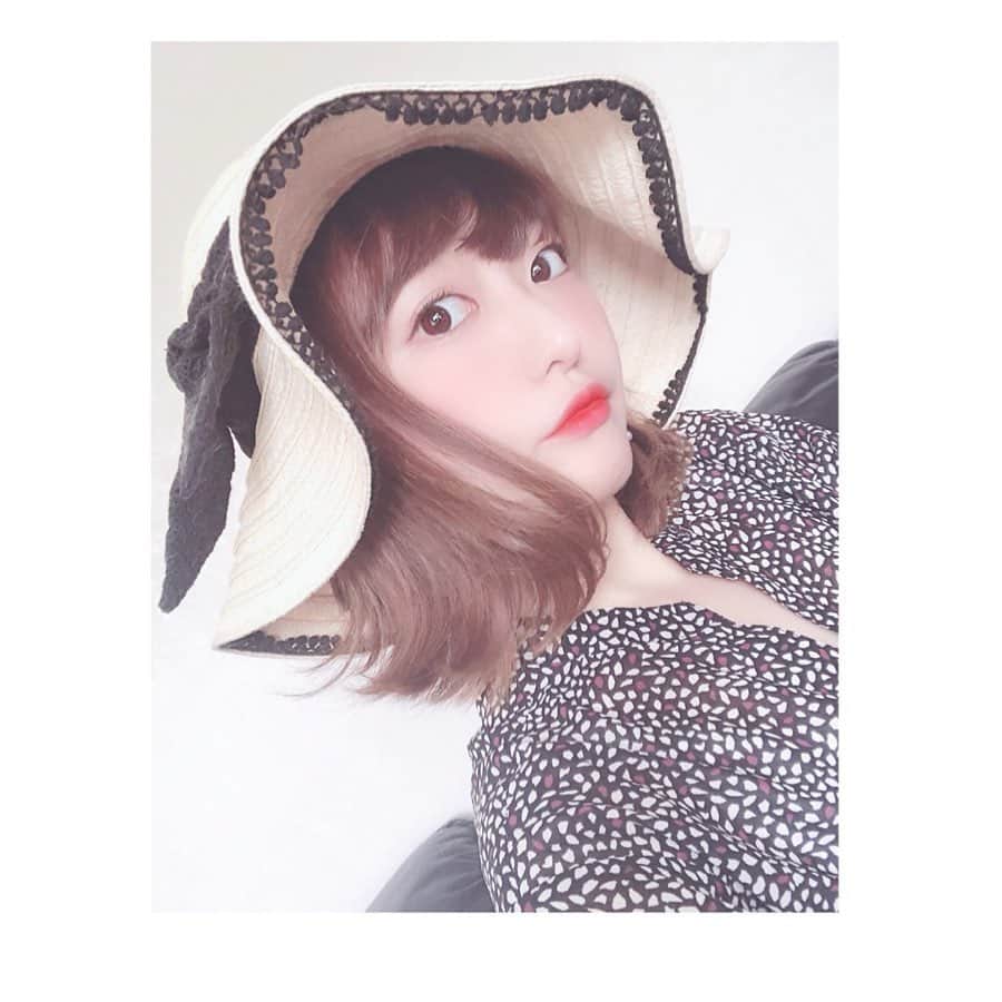 東なつ紀のインスタグラム：「昔の愛用してた帽子を 実家で発掘した👒♡ #freesmart  #gu #BBQ #帰阪  すごい盛れた(｀・ω・´)」