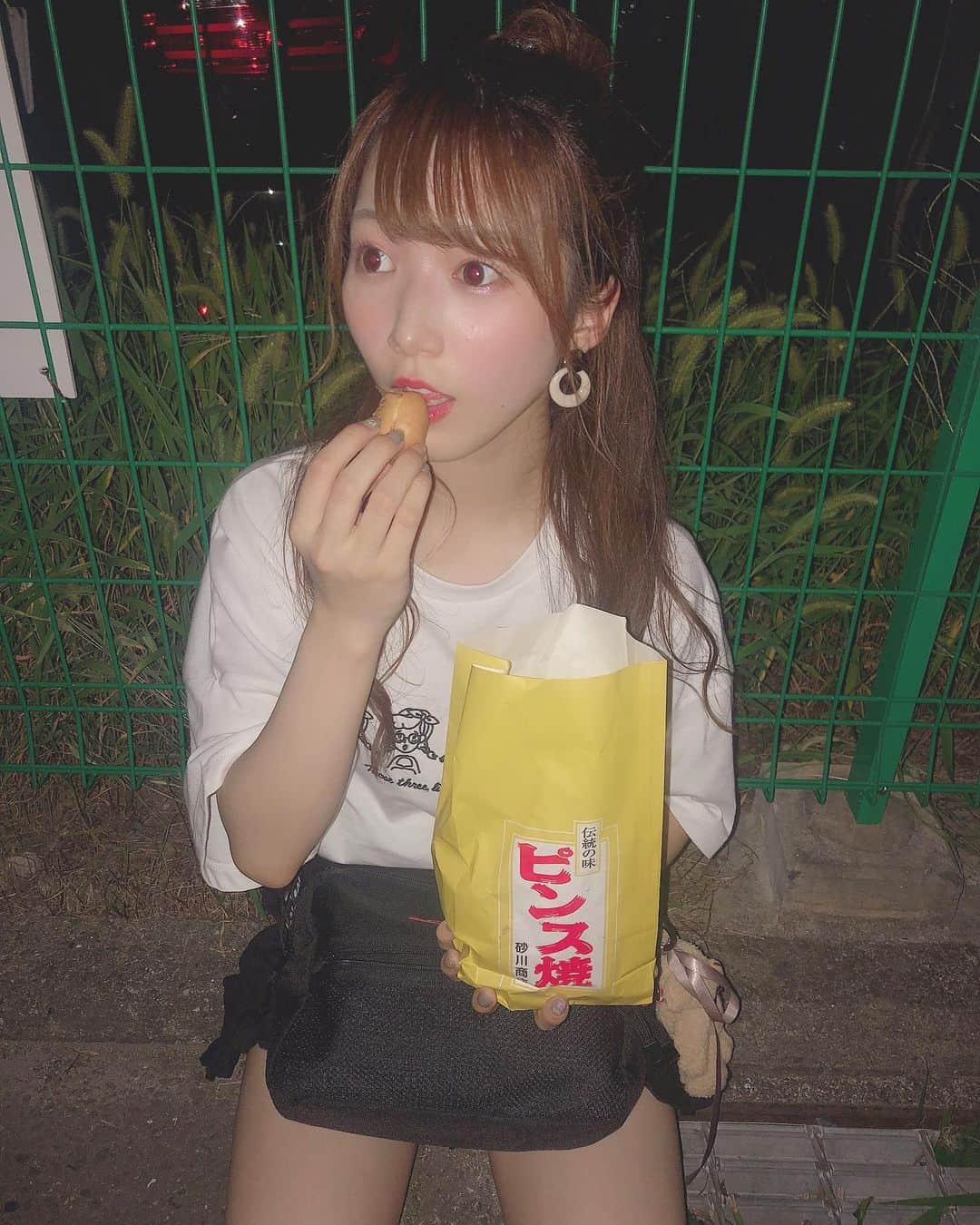 阪上彩香さんのインスタグラム写真 - (阪上彩香Instagram)「今年初のお祭り✨ピンス焼きが屋台で1番好きやのにこれ淡路島にしかないらしい😢こんなに美味しいのにもったいない🥺💭 ･ ･ ･ #tシャツコーデ #パンツコーデ #olivedesolive #オリーブデオリーブ #155cmコーデ #低身長コーデ #ピンス焼き #お祭り #祭り #屋台 #夏祭り #ヘアアレンジ #簡単ヘアアレンジ #巻き髪 #お団子ヘア #お団子アレンジ #映え #インスタ映え #instgood #instlike #instfashion」8月5日 17時57分 - ayaka_skgm