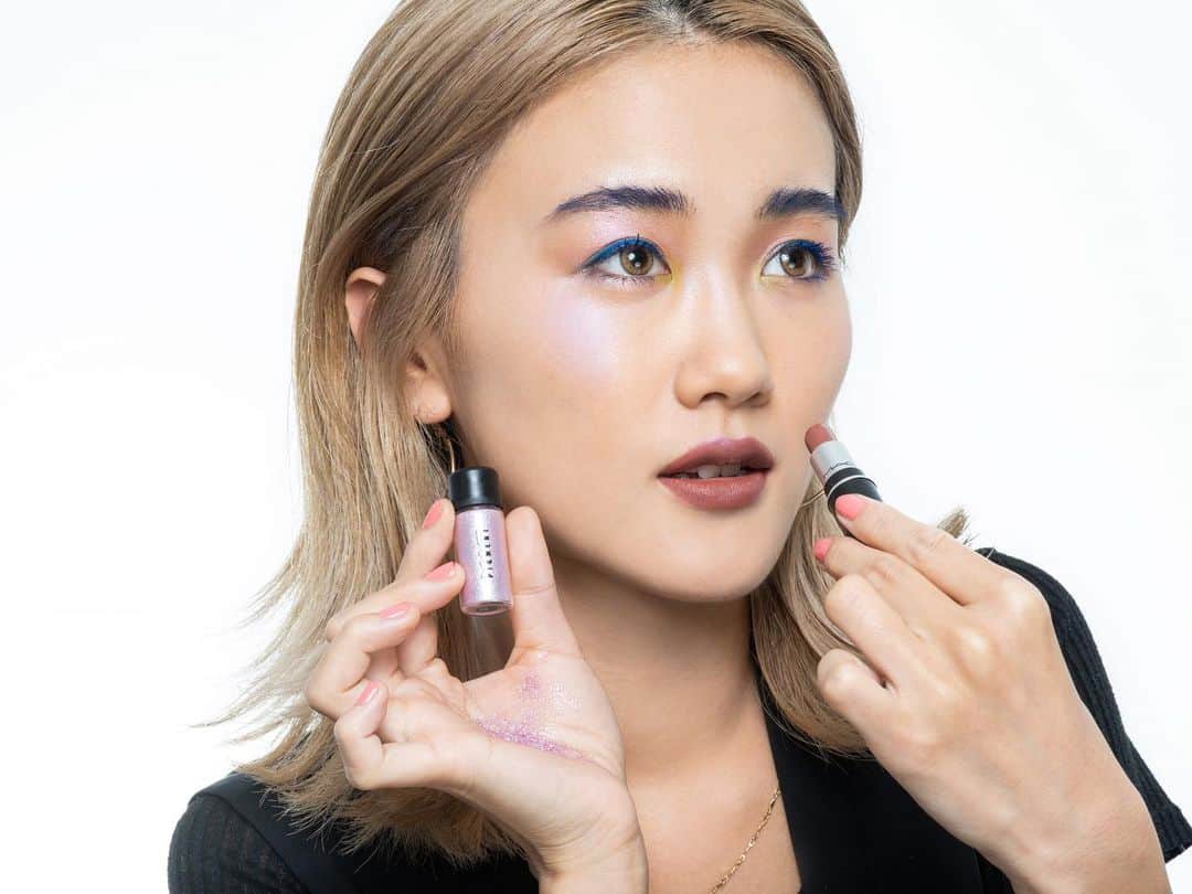 M∙A∙C Cosmetics Japanのインスタグラム：「⠀ 【大人気のミニマックシリーズ】 待望の全店舗展開が期間限定でスタート！ ⠀ 夏本番☀️オーロラ系ピグメントと、カラーマスカラをポイントにしたネオギャルメイクを🌈✨ ⠀ *全国店舗8/9(金)発売 ⠀ ↓↓使用メイン製品↓↓ [リップスティック] ホワール(MINI M･A･C) [ピグメント] キッシュマス(MINI M･A･C) [イン エクストリーム ディメンション ラッシュ] ホールド フォー 10(MINI M･A･C) ⠀ ⠀ #ミニMAC #Minimac ⠀ MODEL:  M·A·C ARTIST MIHO MATSUISHI @mac_lumineest PHOTO:@takaki_iwata ⠀ ⠀ ⠀ ⠀ ⠀ #MACCosmeticsJapan #MACコスメ #MACCosmetics #MAC #コスメ #メイク #リップ #口紅 #リップスティック #リップメイク #MACリップ #マスカラ #アイメイク #アイシャドウ #MACアイ #リトルMAC #リトルマック #ミニマック #ミニサイズ #littlemac #トラベルサイズ #トラベルコスメ #旅 #旅行 #トラベル #旅コスメ #ネオギャル」