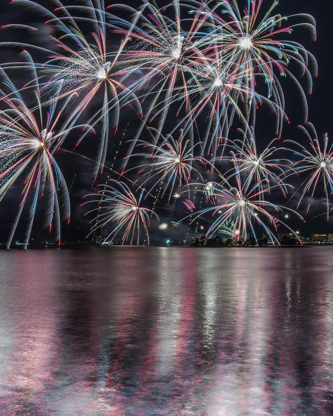 Takefumi Tezkaのインスタグラム：「✴︎松江水郷祭2019  ❸ ✴︎ ✴︎最近はお弁当にゴーヤを入れるのがマイブーム🍱 ✴︎ ✴︎島根県 #pentax#カメラ#風景#tokyocameraclub#東京カメラ部 #instagramjapan #lovers_nippon #photo_shorttrip #art_of_japan_ #japan_of_insta #花火#master_shots#special_shots#ig_serenity#bd_pro#photo_travelers#IGersJP#kf_gallery_vip#team_jp_#visitjapanjp#retrip_nippon#retrip_news#inspiring_shot#ig_phos#LINES_and_POINTS#japantravelphoto#longexposure_japan#japan#松江水郷祭#hubsplanet」
