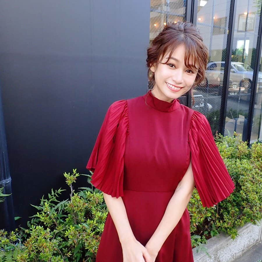 青木英李さんのインスタグラム写真 - (青木英李Instagram)「親友の結婚披露宴用のヘアーは、【Gallica】の @ayu_haiji__516 さんに担当していただきました♡♡ ・  @lagunamoon_com の秋の新作ドレスとの相性もバッチリで、とっても可愛いくセットしてくれました☺︎ このルーズなニュアンス巻きのアレンジ、すごく好き。 ・ ・ #結婚式 #ドレス #まとめ髪 #アップヘア #ヘアアレンジ #ニュアンス巻き」8月5日 18時05分 - eriaoki_official