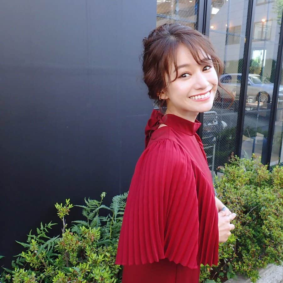 青木英李さんのインスタグラム写真 - (青木英李Instagram)「親友の結婚披露宴用のヘアーは、【Gallica】の @ayu_haiji__516 さんに担当していただきました♡♡ ・  @lagunamoon_com の秋の新作ドレスとの相性もバッチリで、とっても可愛いくセットしてくれました☺︎ このルーズなニュアンス巻きのアレンジ、すごく好き。 ・ ・ #結婚式 #ドレス #まとめ髪 #アップヘア #ヘアアレンジ #ニュアンス巻き」8月5日 18時05分 - eriaoki_official