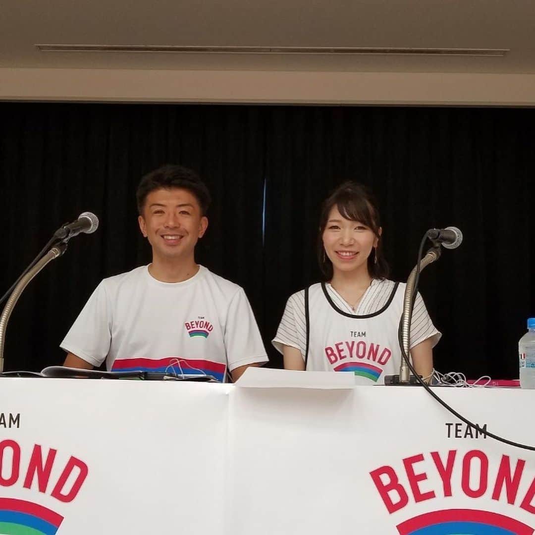 若宮三紗子のインスタグラム：「初めてのパラ卓球🏓解説。  パラ卓球ジャパンオープンの東京都がパラスポーツを応援しようと取りくんでいるTEAM BEYONDの観戦会で解説させていただきました✨﻿ ﻿ それぞれの障害に応じてクラス分けされていて、私自身今回初めて知るルールも多くありました。﻿ ﻿ 私は久々に国際大会を生で見ました。﻿ 体育館に着いた瞬間から選手の方たちの熱気で選手時代を思い出してワクワク🎵﻿ ﻿ それぞれの選手の方たちがもつ障害をしっかりと研究されていて、選手それぞれの戦術や技術が迫力がすごかった！﻿ ﻿ パラ卓球🏓の試合を観戦したのは初めてだけど、こんなにワクワク興奮するものなのかと体感しました✨﻿ ﻿ 今回も山﨑アナウンサーと一緒に解説させていただきました！﻿ 相変わらず楽しすぎました✨﻿ ﻿ 試合後は、3選手の方たちと交流会にも参加させていただいて写真まで❤  吉田信一選手、﻿古川佳奈美選手、美遠さゆり選手ありがとうございました❤️ ﻿ パラリンピック開催まで1年間！﻿ 全力で応援してます📣﻿ ﻿ #パラ卓球﻿ #ジャパンオープン﻿ #卓球﻿ #車椅子卓球﻿ #パラリンピック﻿ #解説﻿ #teambeyond」