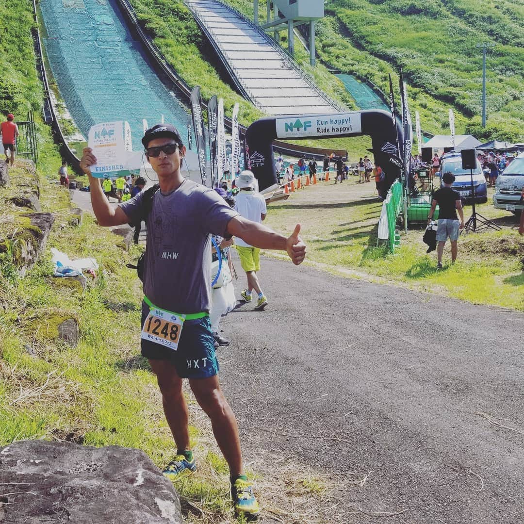 のインスタグラム：「【OUTDOOR】2週連続トレイルランのレース！！ 今回は某モーターサイクル誌の編集T選手を初参戦させるべく、一緒にのんびりハーフを走りました  上りもガツガツ走ると思ったらしく、最初周りに飲まれて、けっこう飛ばすから大丈夫かと心配していましたが、終始軽快に走り二人で完走。  ただ、彼は疲労で次の日発熱してしまいました😭  キョリは短いとはいえ、2週連続レースはケガのリスクも高くなるんで、以後気をつけないとね、 私もじゃっかん足の裏が痛いです  治ると良いなぁ  #トレイルラン #trailrun #野沢トレイルフェス #Japan #激暑い #野沢温泉 #♨ #Nagano #元気なジジイの僕 #mountainhardwear #マウンテンハードウェア #アルトラ #アルトラのキング #NTF #足底筋膜炎でないことを祈ります #筋肉痛かもね #次の日はパックラフトでアイシング #HXT #Altra」