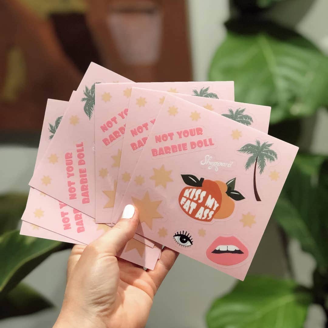 シェパードのインスタグラム：「We've got some new special goodies up on our website, including the softest KMFA pyjama pack and these stickers! Chuck them on your bag, laptop, shoes or make a collage!  All the proceeds go to the new #Embrace documentary for kids. Directed by our good friend Taryn @bodyimagemovement #Linkinbio」