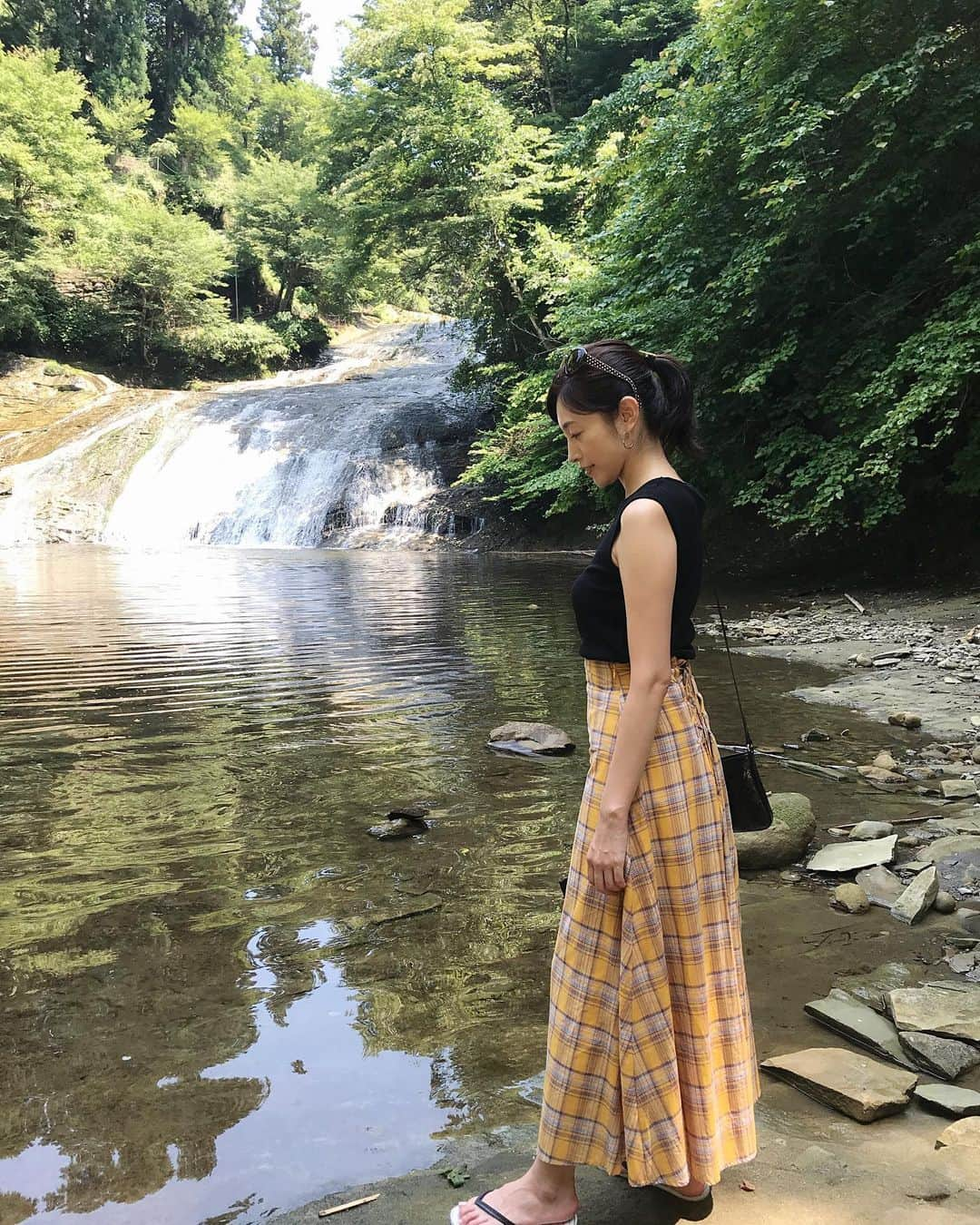 青山倫子さんのインスタグラム写真 - (青山倫子Instagram)「やっぱりいつも探してしまう。 ついつい求めちゃうのよね。 そして引き寄せられる。 やっぱり日陰大好き。  #青山倫子 #日陰 #大好き #ついつい探しちゃう #求めちゃうのよね #このまま川に入りたいと真剣に悩んじゃった #じゃぶじゃぶしたら気持ち良さそう #暑過ぎる毎日 #いかがお過ごしですか」8月5日 18時14分 - noriko_aoyama1229