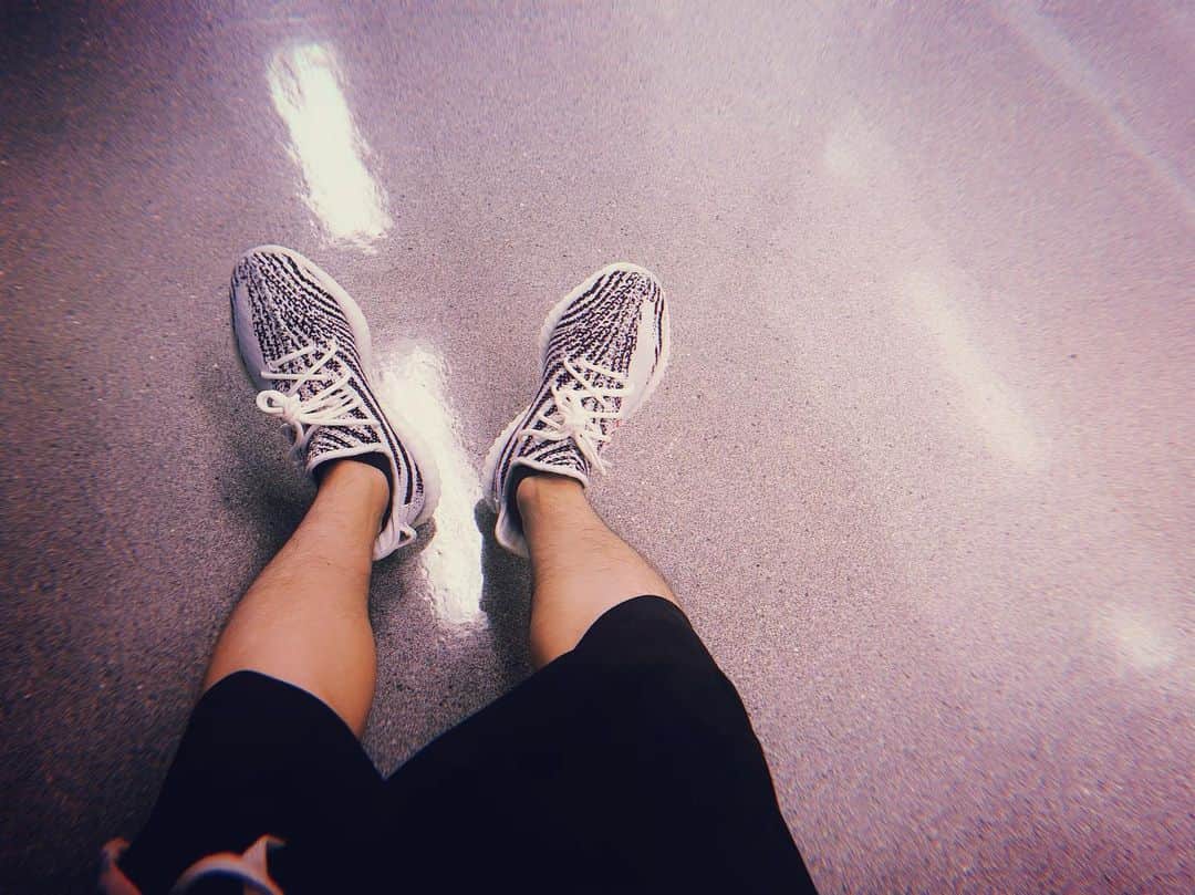 和田颯さんのインスタグラム写真 - (和田颯Instagram)「今日はこの靴おろしたのでした☺︎ @da_ice_udai くんとおそろ！！ #yeezy #adidas」8月5日 18時15分 - da_ice_hayate_wada