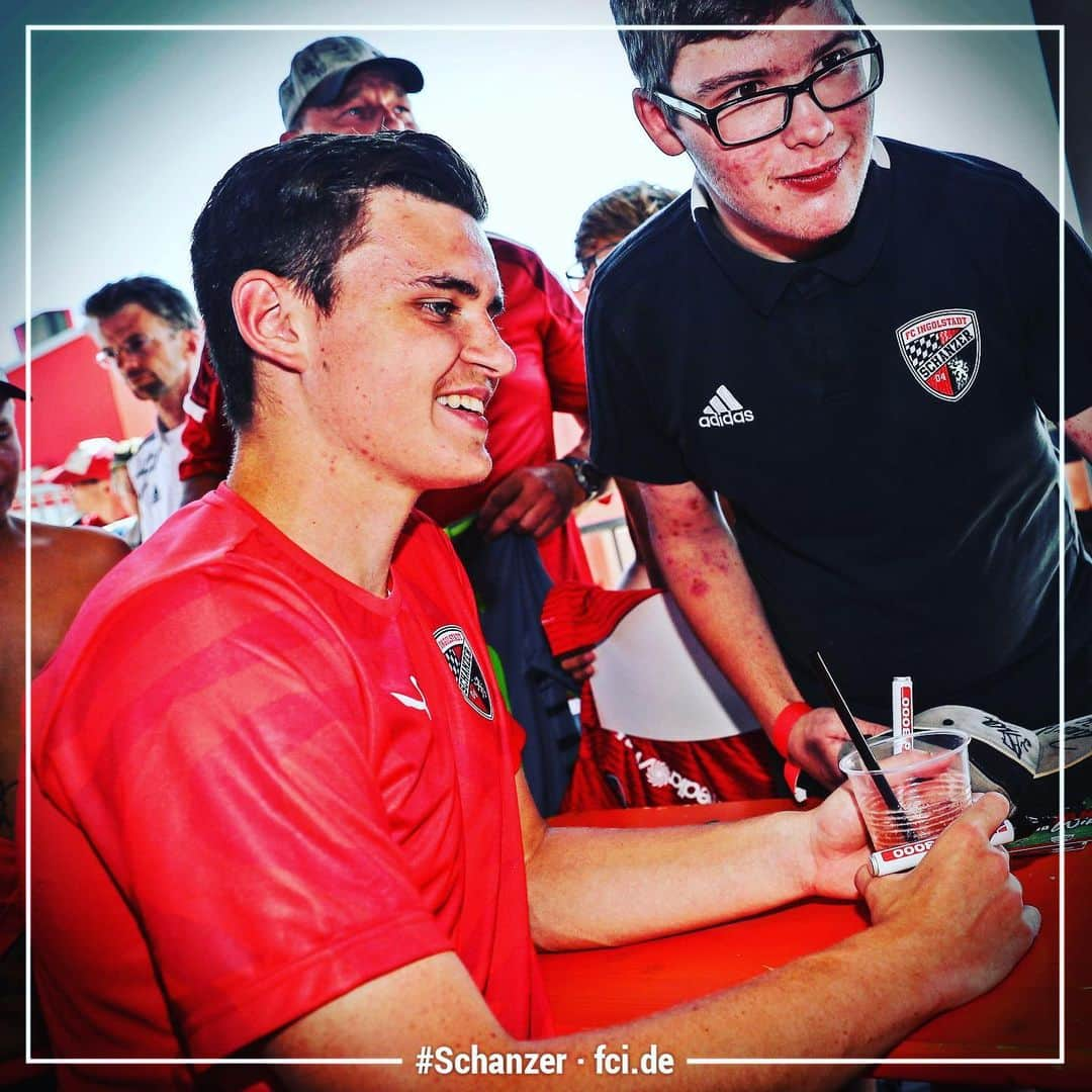 FCインゴルシュタット04さんのインスタグラム写真 - (FCインゴルシュタット04Instagram)「Alles Gute, Thomas‼️🎉🎁☺️ Unser #Schanzer Youngster Thomas #Keller feiert heute seinen 20. Geburtstag 😍👏 Von Herzen nur das Beste - bleib, wie du bist! 🖤❤️ . . #Happy #Birthday #Happybirthday #Geburtstag #allesgute #allthebest #Celebrate #FCI #Ingolstadt #FCIngolstadt #fussball #soccer #football #gemeinsam #Youngster @thomaskeller__」8月5日 18時19分 - dieschanzer