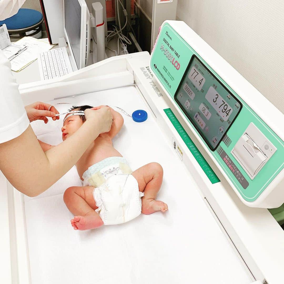 しほの涼のインスタグラム：「#1ヶ月検診 終わりました💕🤱 まだ生後27日で新生児のうちに受診✨ 産まれた時より約1kg増えてて、身長も1.5cm大きくなりました😭💕 小児科のちょい威圧的な男の先生が赤ちゃん診る時だけ『そうでちゅかぁ』とか言っててギャップ萌え😹😹 それにしても産婦人科と小児科のハシゴで5時間病院にいたら疲れました🥵 #検診 #生後27日 #新生児 #女の子ベビー #赤ちゃん #大人しくできました #乳児 #ベビ誕 #ベビスタグラム #ベビリトル #ベビちゃん #ベビフル #ベビーフォト」