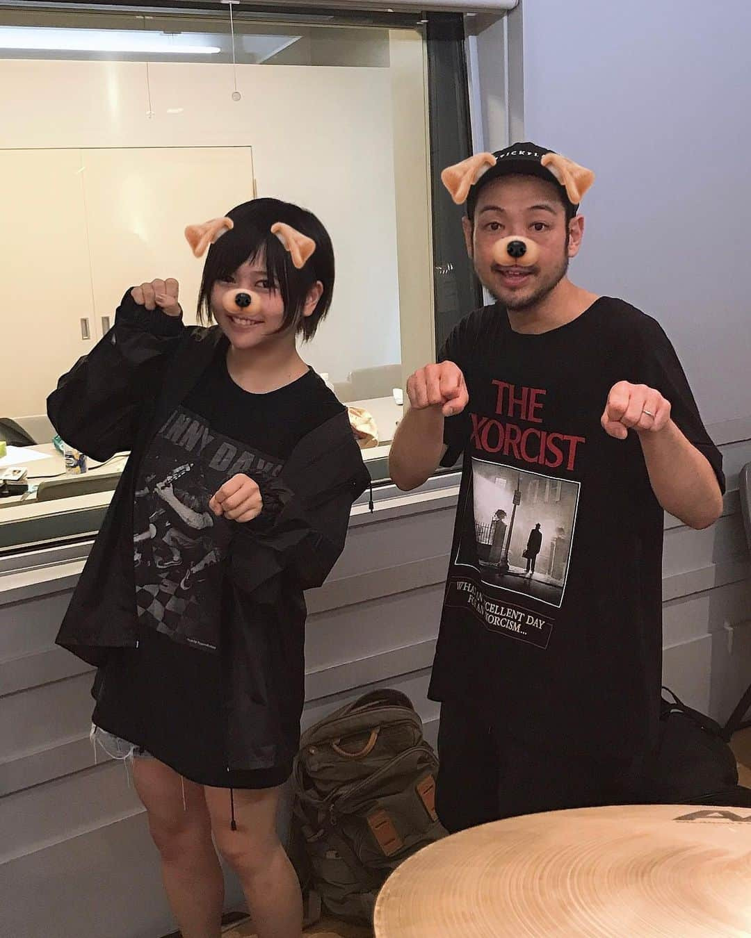 あゆみのインスタグラム：「ロッキンのバンドリハでした。 みんなにお耳つけちゃった🐻  Dr. #柏倉隆史 さん (the HIATUS, toe)  Gt. #會田茂一 さん  Ba. #原直央 さん (ASPARAGUS, Noshow)  #あゆくま #あゆみくりかまき #8月10日 #ロッキン #rijf2019」