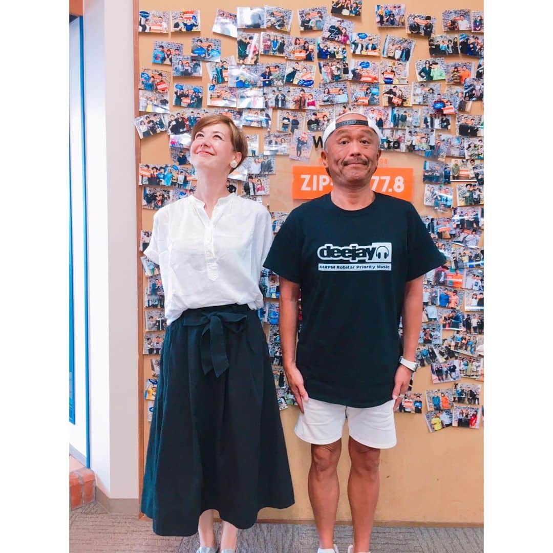 イレーネのインスタグラム：「土曜日バトン 白黒コンビでした 右から 冬が無理なDaleさん 左が 夏が無理なイレーネさん です！  #zipfm #saturdayonfleek #wakeywakey #djdale #デイルさん」