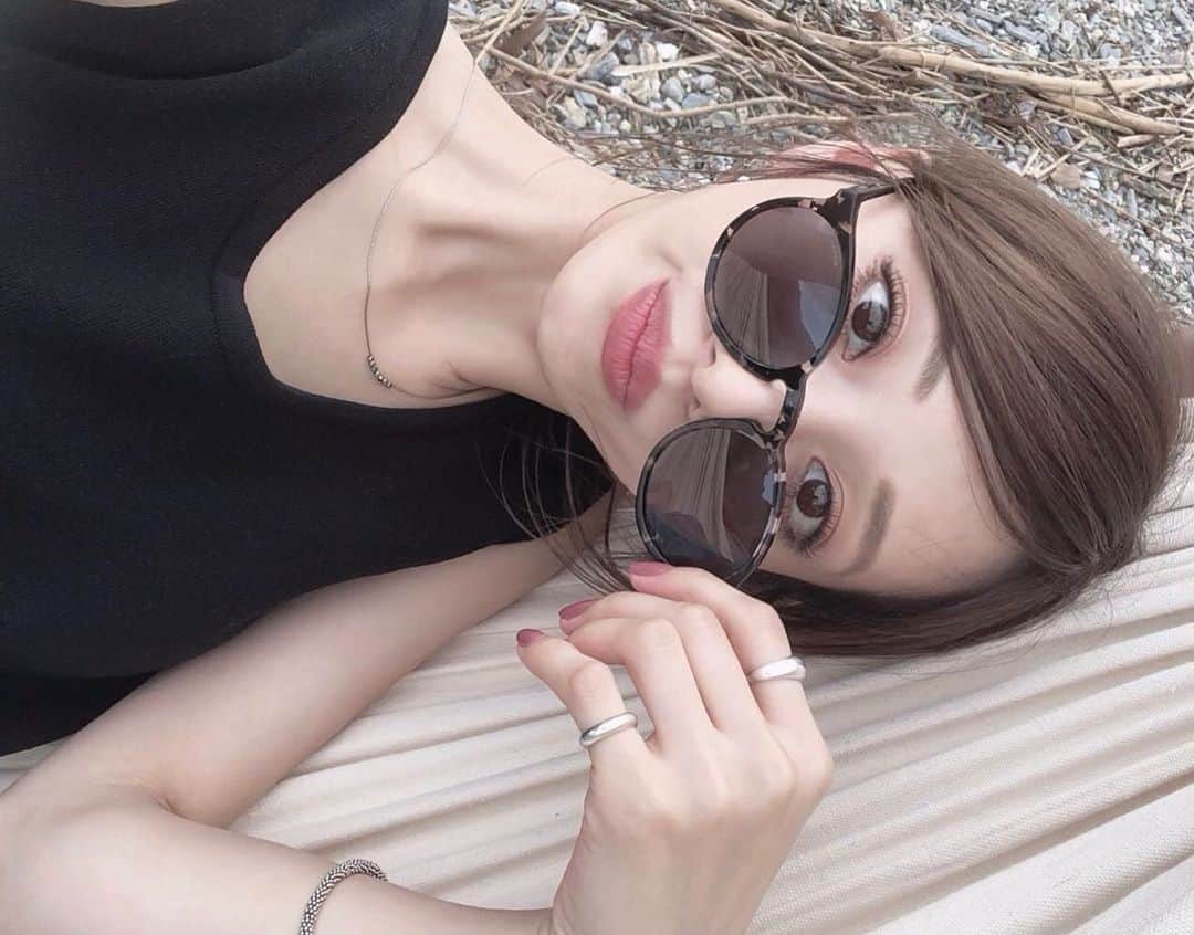 のインスタグラム：「sunglass  今年増えたサングラス 🕶 フレームのデザインもレンズの大きさも 探し求めた物にやっと出会えた…♡ . sunglass @komono tops,necklace,ring @amel_official__  #ai_fashion #beach #dayoff #air_pic」