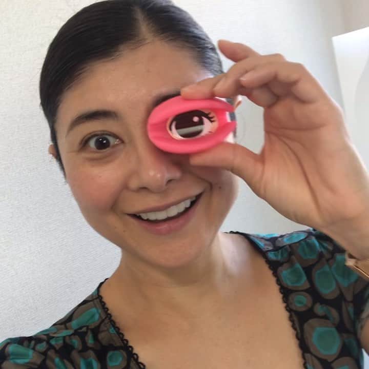 間々田佳子のインスタグラム：「😆💕 美容グッズが大好きな 私の顔ヨガの生徒さん😆✨ これらの使い方と 使いながらできる顔ヨガを教えてくださいって 私に聞いてくる…🤣🤣 昔はパオやパタカラを持ってきて 先生どう思いますって聞いてきた  次はヤーマンのマスク買ってくるって…  有難いことに 彼女のおかげで あらゆる美容グッズを 試させていただいております  顔ヨガと合わせて行うと スゴイ効く商品もあります  世の中にはたくさん良いものがありますので色々試してみてくださーい！  ただ、ものによっては 正しい使い方をしないと 表情ジワなどができる場合もあるので 正しく使いましょう❣️ 美容グッズの使い方ガイドをやりたいくらい…🤣 ちなみに私は 今のところ顔ヨガだけしかやっていません🤣  #美容グッズマニア  #間々田佳子」