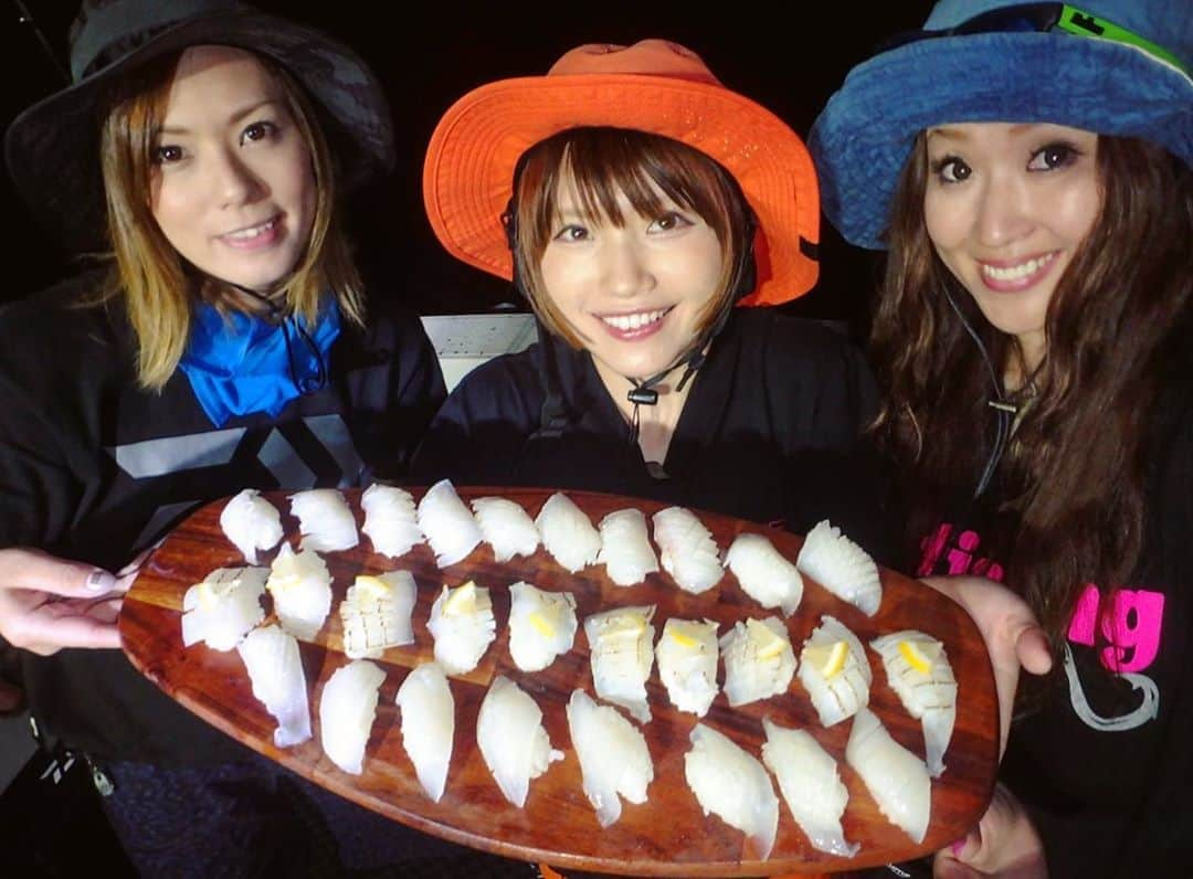 秋丸美帆さんのインスタグラム写真 - (秋丸美帆Instagram)「船上寿司もした🍣😊 . #fishing #fukuoka #kyushu #lure #lurefishing #night #nightfishing #squid #kyushu #sushi #釣り #イカメタル #イカ釣り #イカ #夏 #第2健栄丸 #九州 #福岡 #宗像 #神湊 #寿司」8月5日 18時27分 - mippy34