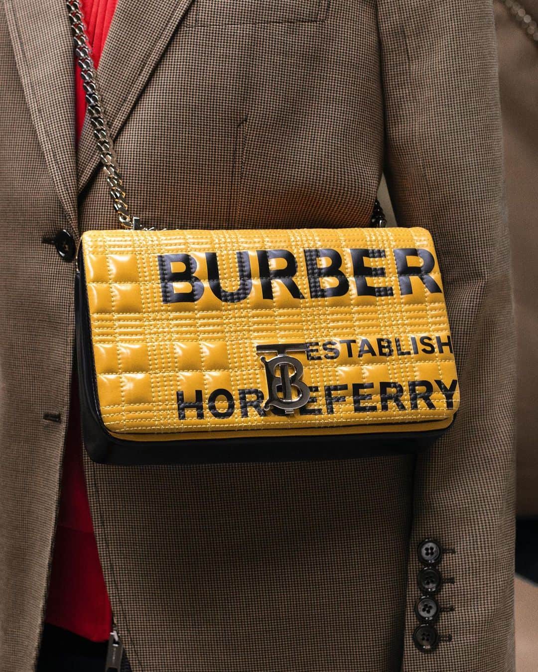 Burberryさんのインスタグラム写真 - (BurberryInstagram)「Meet Lola . Introducing Lola, our new bag for #BurberryAutumnWinter19 . Easy to wear, the #LolaBag silhouette is crafted with our distinctive #ThomasBurberryMonogram hardware and polished chain strap. In a myriad of contrasting colours, eclectic textures and unexpected embellishments . #TBRT」8月5日 18時28分 - burberry