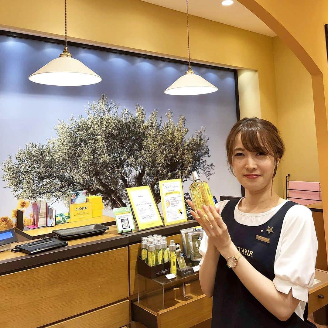 L'OCCITANE en Provenceさんのインスタグラム写真 - (L'OCCITANE en ProvenceInstagram)「【お客様エピソード】恋に揺れる心を、前向きにさせてくれる香り✨ 夏はヴァーベナでひんやり、思いきり、ときめいて💓﻿ ﻿ 長い梅雨が明けて、夏本番がやってきましたね🌞﻿ ロクシタンで夏といえば、ヴァーベナの香り。﻿ ﻿ 今回もロクシタンの美容部員・エトワール(*)を直撃！﻿ ﻿ お客様とのエピソードや﻿ その使い方のコツを聞きました📝﻿ ﻿ 💌別れたばかりの気持ちを…﻿ ﻿ 「フレグランスをお探しの方で、﻿ 最近恋人と別れたばかりというお客様がご来店。﻿ ヴァーベナの香りをおすすめすると、﻿ 後日、気持ちが前向きになった！ と同じ香りの﻿ ハンドクリームをお買い上げいただきました😊」﻿ ﻿ ヴァーベナは、かつてプロヴァンスで、﻿ “恋を引き寄せる”ハーブであるという言い伝えがあり、﻿ ロクシタンでこの“恋を引き寄せる”力を検証したことがあります。﻿ ﻿ 情緒を司る右脳が活性化し、また’異性に近づきたい‘という感情を喚起！﻿ という結果が出ました。﻿ ﻿ 恋の媚薬は本当かもしれないですね💑﻿ ﻿ ﻿ 💌勝負デートのお守りに…﻿ ﻿ 「明日、気になる人とのデートを控えた﻿ 男性のお客様もいらっしゃいました。﻿ 気持ちの後押し、お守りのフレグランスとして﻿ ヴァーベナをご購入頂き、喜んでいただけました」﻿ ﻿ こちらはその後の展開が気になるエピソード！﻿ ヴァーベナは男性ファンも多く、﻿ カップルでお揃いの香りとして愛用する方も。﻿ フレッシュな香りで、男女問わず好感度が高いんです。﻿ ﻿ ﻿ ⭐️オススメの使い方﻿ ﻿ エトワールが教える、意外な香水の使い方。﻿ それは「帰宅後のファブリックミスト」としての活用法。﻿ ﻿ 「暑い季節は、帰宅後すぐに﻿ お部屋全体にヴァーベナの香りをまきます。﻿ クーラーが効くまでの間、香りで涼むと﻿ 気持ちがリフレッシュできますよ」﻿ ﻿ そのほか、枕にワンプッシュして﻿ アロマフレグランスにするなど、﻿ 暑い夏を乗り切る様々な活用法が。﻿ ﻿ ぜひコメントから、皆さんの﻿ お気に入りの使い方も教えてくださいね😌💕﻿ ﻿ (*)全国約800名のBA(ビューティーアドバイザー)の中から選ばれた接客のプロ﻿ ﻿ #ロクシタン #ヴァーベナ #オードトワレ #香水 #恋コスメ #モテコスメ #モテ香水 #コスメ紹介 #コスメマニア #香りのある暮らし #夏コスメ #夏コスメ2019 #コスメ大好き #香水 #限定コスメ #片思い # #保湿 #うるおい #ハーブ #片思い #恋 #恋愛 #シトラス #柑橘系 #おすすめコスメ #キレイになりたい #女子力向上委員会 #コスメ好き #verbena #LOccitane」8月5日 18時31分 - loccitane_jp