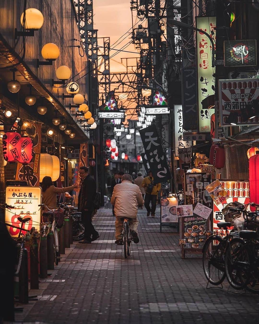 Promoting Tokyo Culture都庁文化振興部さんのインスタグラム写真 - (Promoting Tokyo Culture都庁文化振興部Instagram)「Bourbon Road begins to glow at dusk. As the name suggests, this street along the west exit of Kamata station is geared towards adults with a growing amount of shops and bars. - あかりの灯り始める夕暮れの商店街。 蒲田駅西口、東急沿線にある「蒲田バーボンロード」はその名の通り居酒屋やバーが軒を連ねる大人の通りです。 - #tokyoartsandculture 📸: @826st」8月5日 18時33分 - tokyoartsandculture