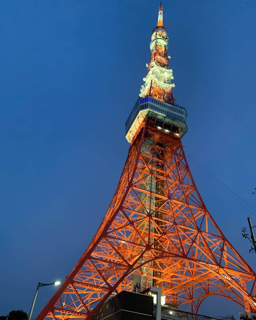 相楽伊織さんのインスタグラム写真 - (相楽伊織Instagram)「🗼 小5の時以来の東京タワー． 上から見る夜景すごい綺麗だしパノラマみたいで好き🌃 車とか人とか動いてるのすごい面白いしずっと見てられる！！ 東京土産買って帰った☺️🗼」8月5日 18時47分 - _iorisagara264_