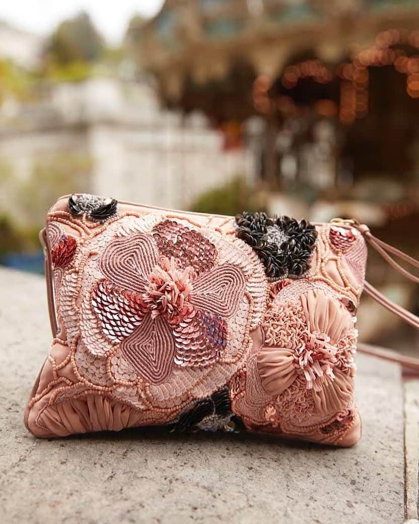 ジャマンピュエッシュのインスタグラム：「Inspired by Parisian magnificent gardens, Jamin Puech create this soft pochette embroidered with multi-textural flowers with a mix of matte and shine.  #jaminpuech #paris #parisianstyle #parisienne #fashion #style #pouch #embroidery #flowers #inspiration」