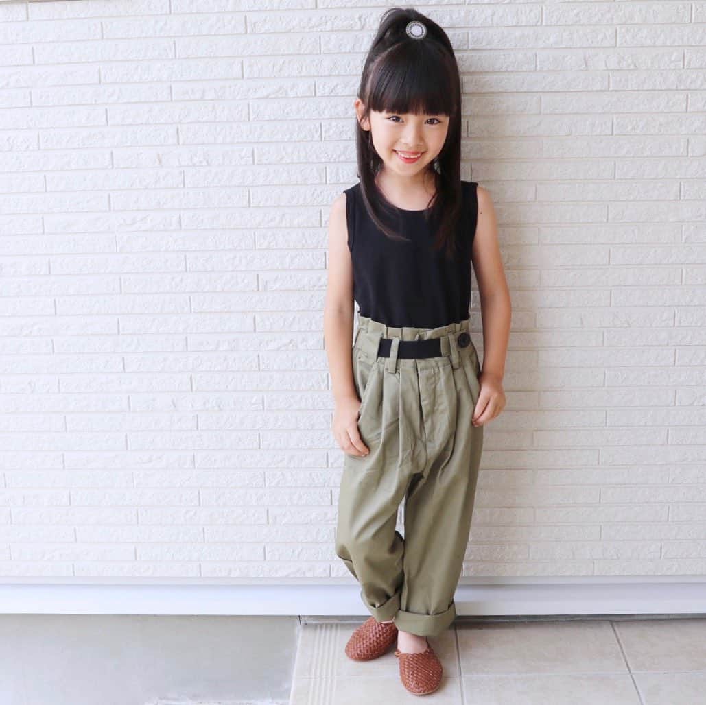 Akiのインスタグラム：「8/5 ・ 2019夏にわかった新事実 ・ 娘はどうやら セミ恐怖症らしい← ・ ・ セミの鳴き声も嫌🙅🏻‍♀️ あのフォルムが木に止まってるのも嫌🙅🏻‍♀️ 飛ぶなんてもってのほか🙅🏻‍♀️ ・ #阿鼻叫喚 #まじカオス ・ ・ セミの寿命は1週間なのが有名だけど 実は1ヶ月生きてるって 高3の男子が証明したんだってさ👦🏻 ・ 1週間しか生きられないなんて 可哀想だしなと今まで大目に見てたけど ・ そっかぁ 1ヶ月も生きてるのかぁ…← ・ ・ かわいいあの子( @5gritter )とお揃いにしたくて 全身お揃いでお買い上げした 娘服👖 ・ ウエストがギュンッ！ってなる作りで ほんとこのシルエット好き🥰💋 ・ お洋服2点セットもサンダルも  @mama_select_shop 👡 ・ ・ ・」
