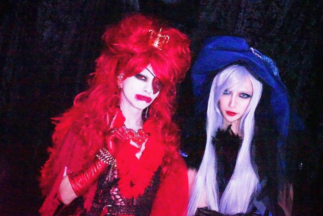 MiA のインスタグラム：「今年のハロウィンGARNiDELiAさんのハロウィンパーティーに参加させて頂きます！ 昨年はHYDEさんとハロウィンをやらせて頂けて、毎年ハロウィンが大好きな人と音楽をやる為の日になってる⚜️❤️⚜️ この青い衣装はh.NAOTOさんが制作して下さり、HYDEさんが用意して下さったのです⚜️🙇⚜️」