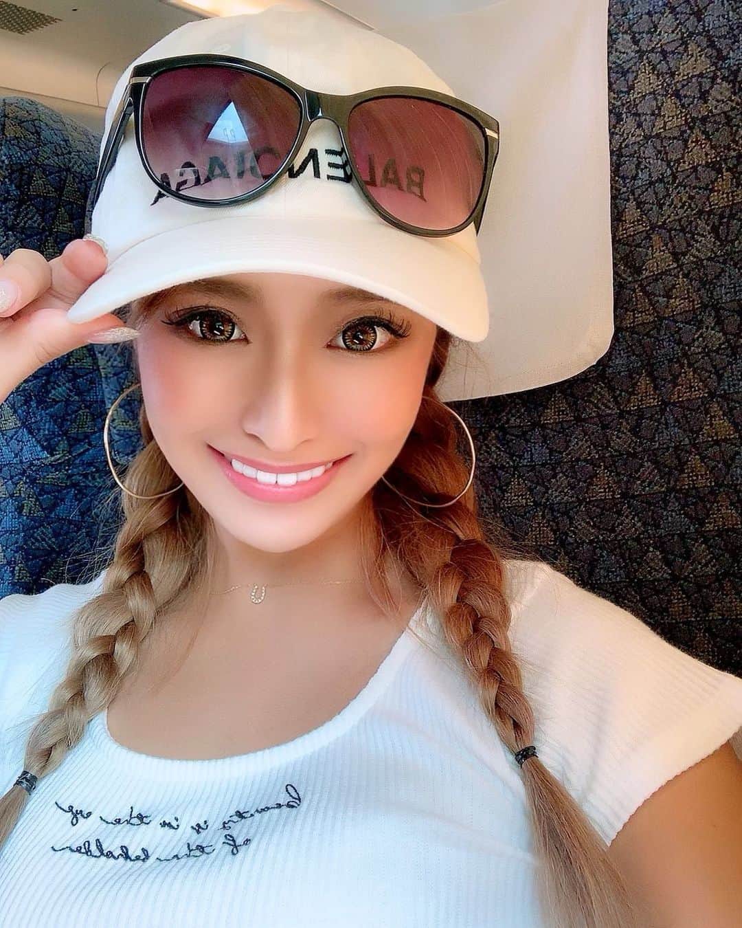 鈴木まりなのインスタグラム：「     ホテルで2時間仮眠して移動🧡✈️  tops ▷▶︎ Delyle NOIR 着回し抜群のTシャツ💋 デザインもかわいい🌴🌴✨    #dj #girlsdj #femaledj #asiandj #Japanesedj #djlife #djingismylife #djinglife #djlifestyle #マリナカラコン #ドープウィンク #ヘーゼルベージュ」