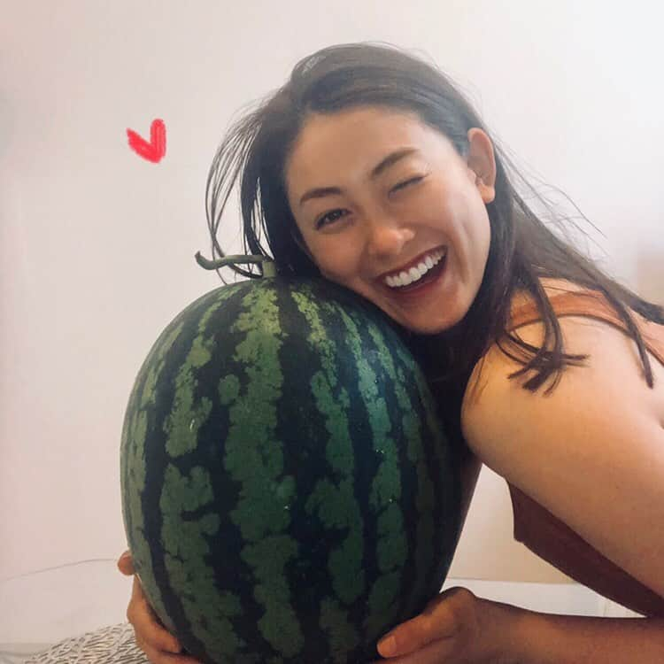 宮坂灯里さんのインスタグラム写真 - (宮坂灯里Instagram)「やっときた💋🍉❤️ #スイカ#甘い#種なし#長野県#波田#南原ファーム #ファン歴12年#夏 #幸せ#watermelon #love#smile #happy」8月5日 18時46分 - m.akari27